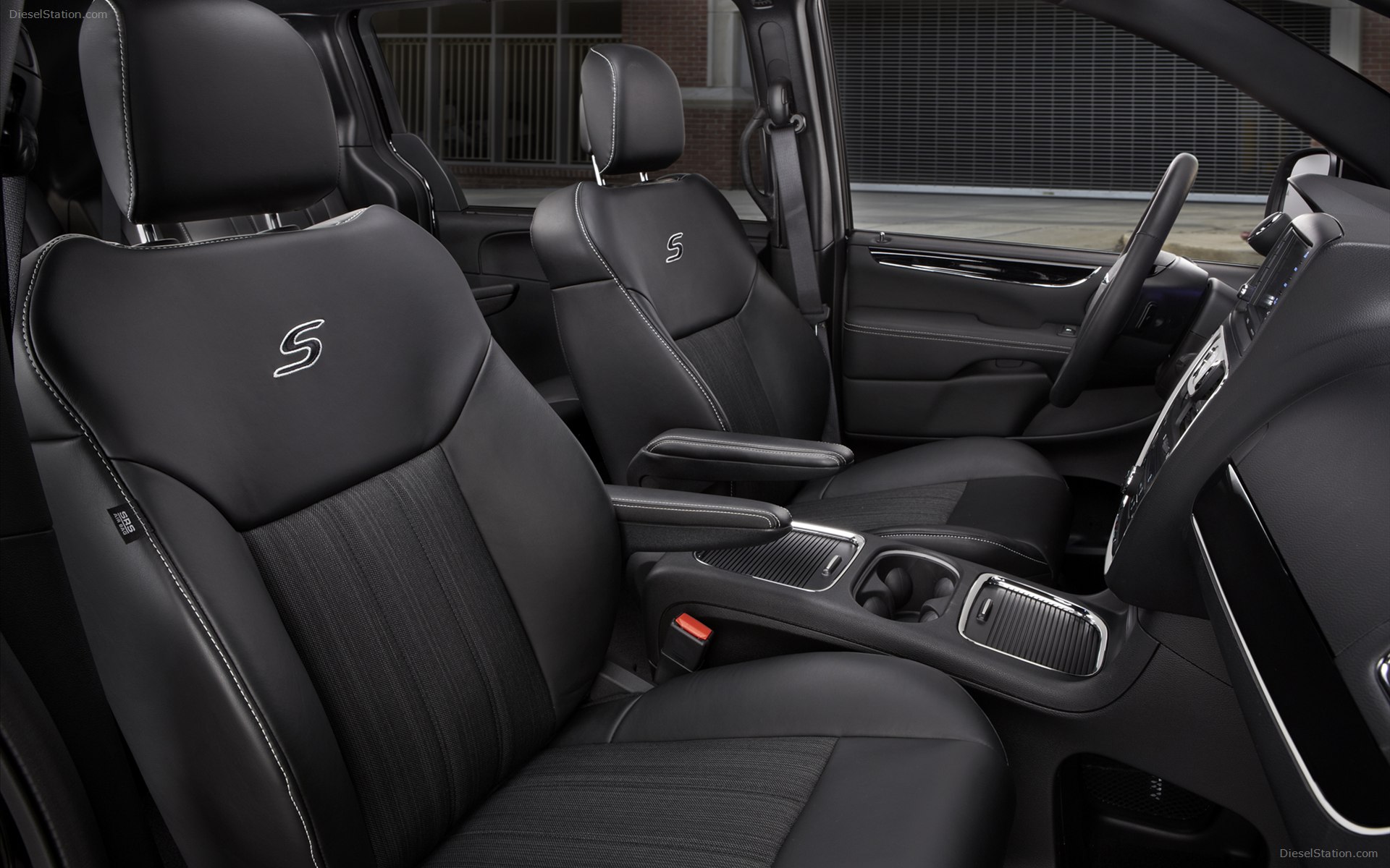 Chrysler Town & Country S 2013