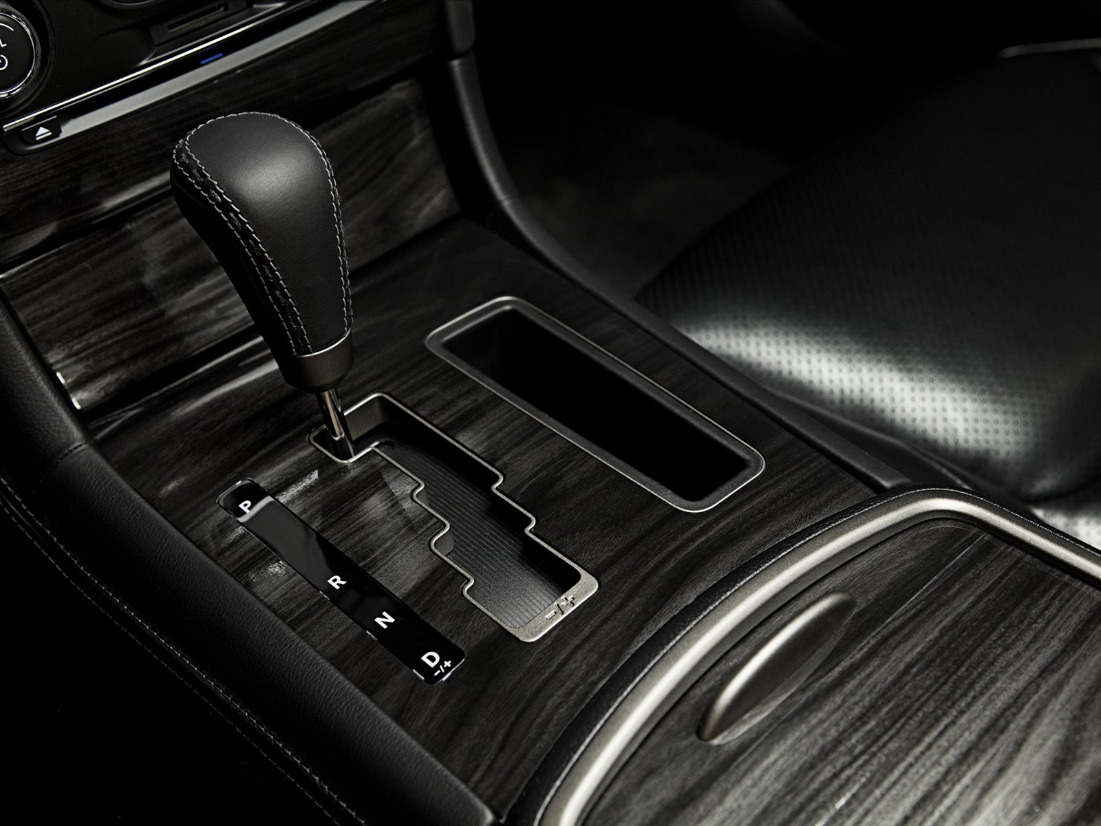 Chrysler 300C John Varvatos Limited Edition 2014