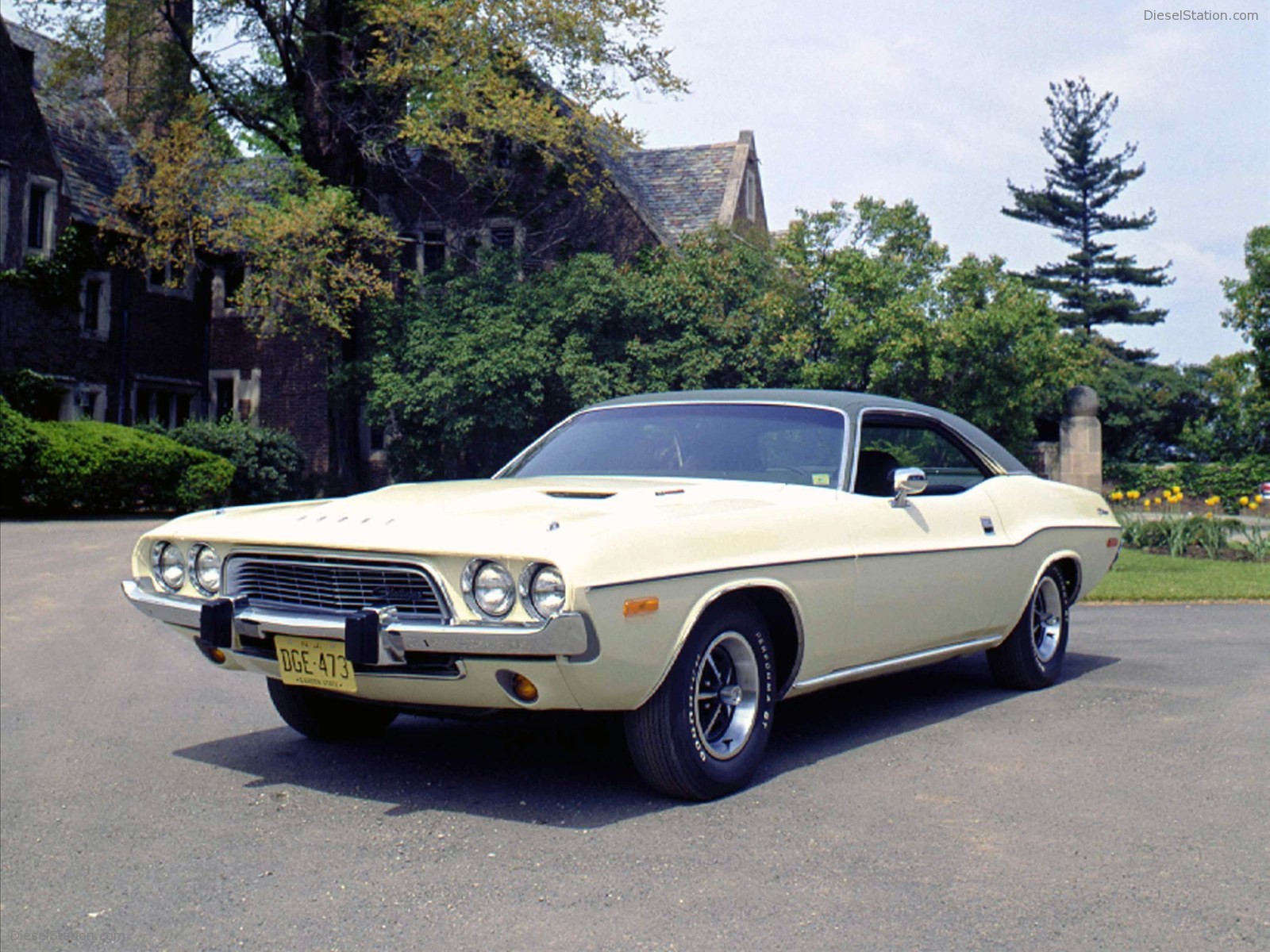 Dodge Challenger: Forty Years of a Dodge Muscle-car Legend Dodge Challenger: Forty Years of a Dodge Muscle-car Legend