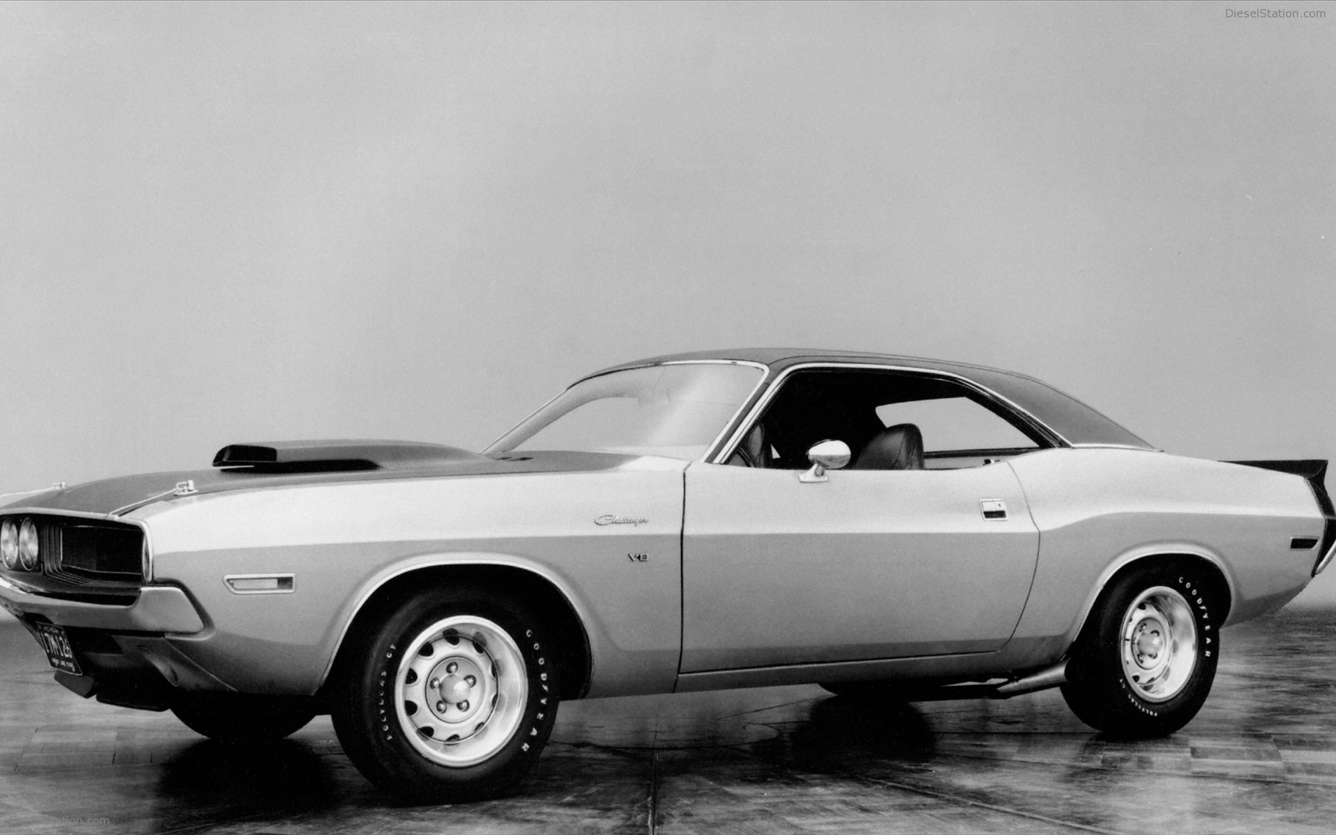 Dodge Challenger: Forty Years of a Dodge Muscle-car Legend Dodge Challenger: Forty Years of a Dodge Muscle-car Legend