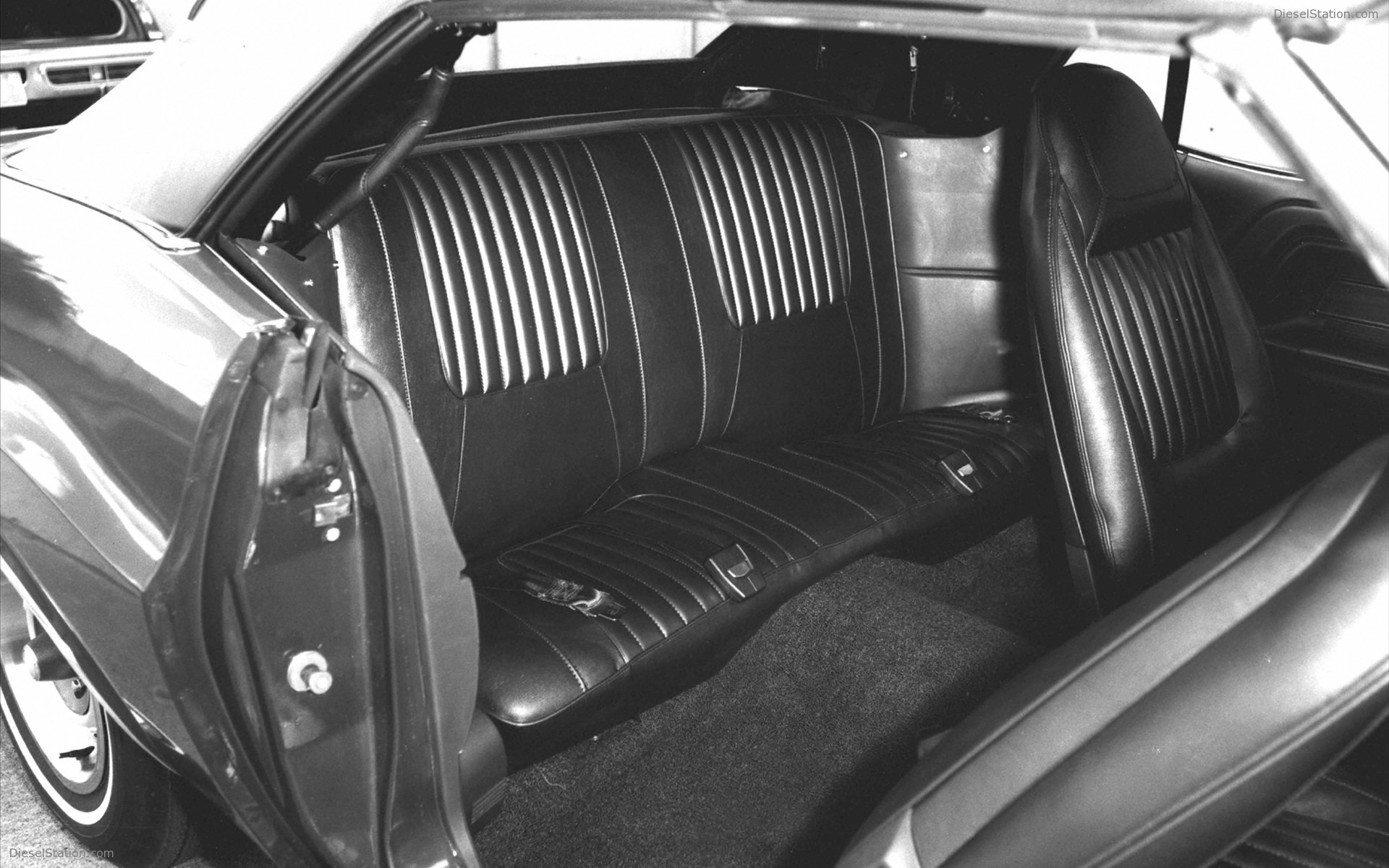 Dodge Challenger: Forty Years of a Dodge Muscle-car Legend Dodge Challenger: Forty Years of a Dodge Muscle-car Legend