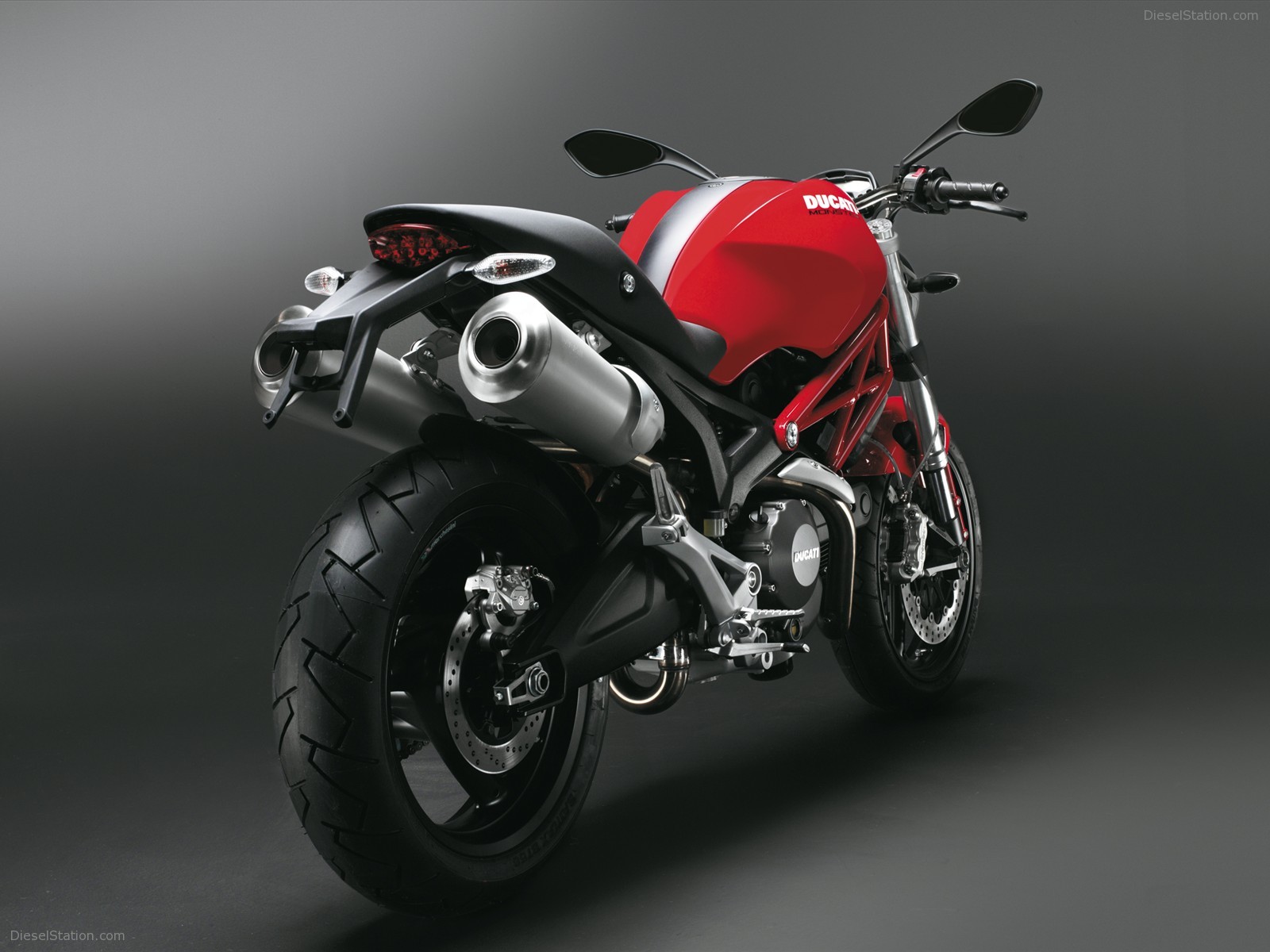 DUCATI MONSTER 696