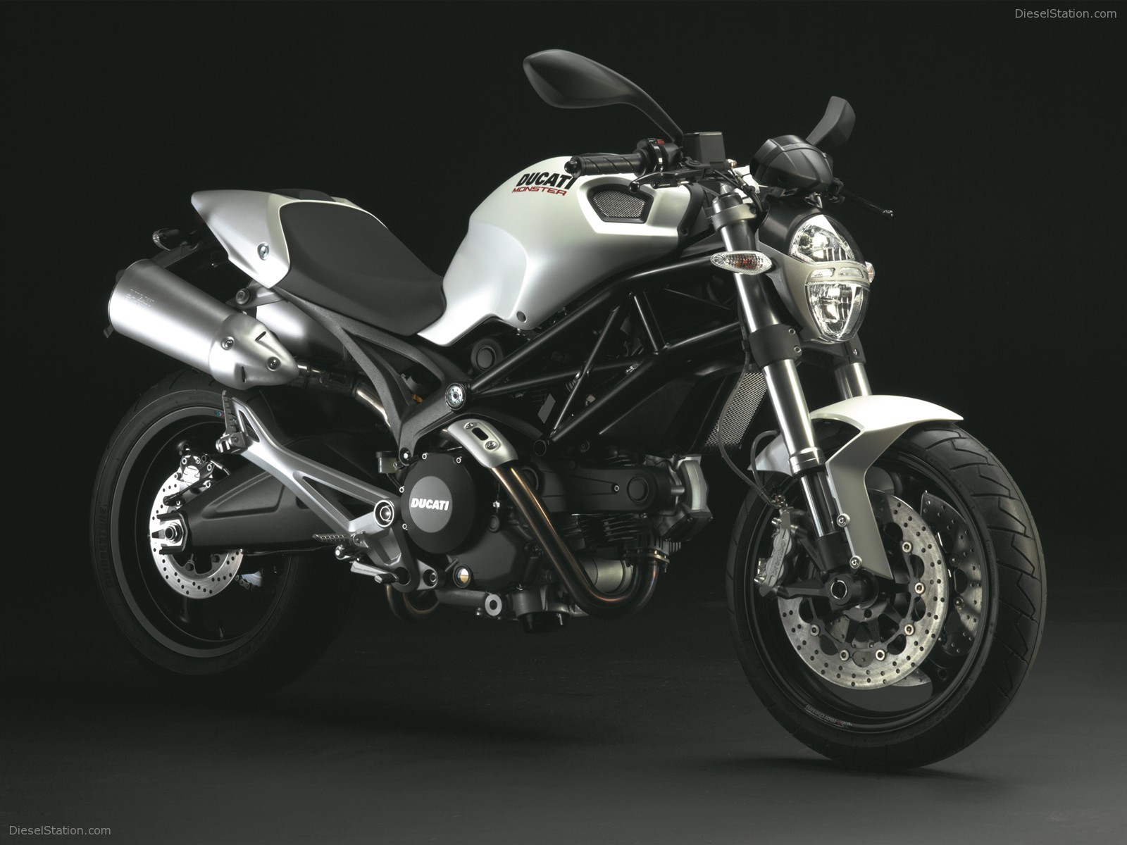 DUCATI MONSTER 696