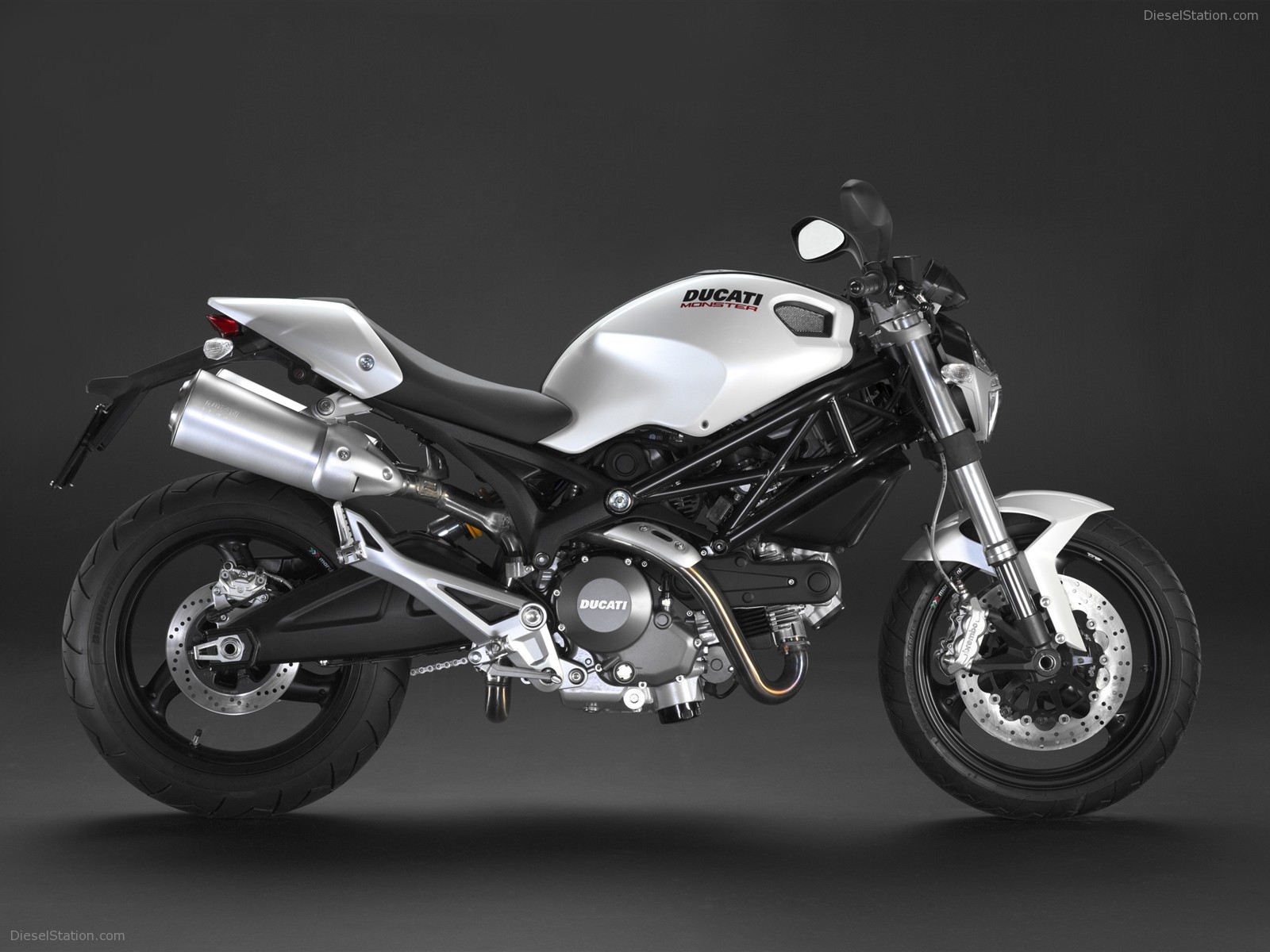 DUCATI MONSTER 696