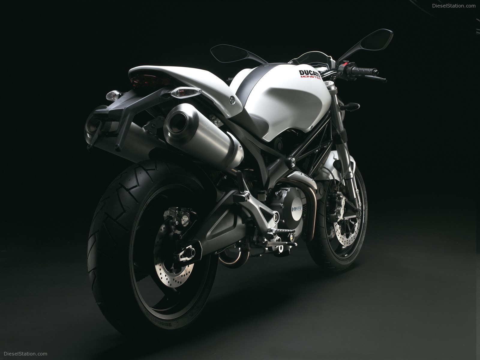 DUCATI MONSTER 696