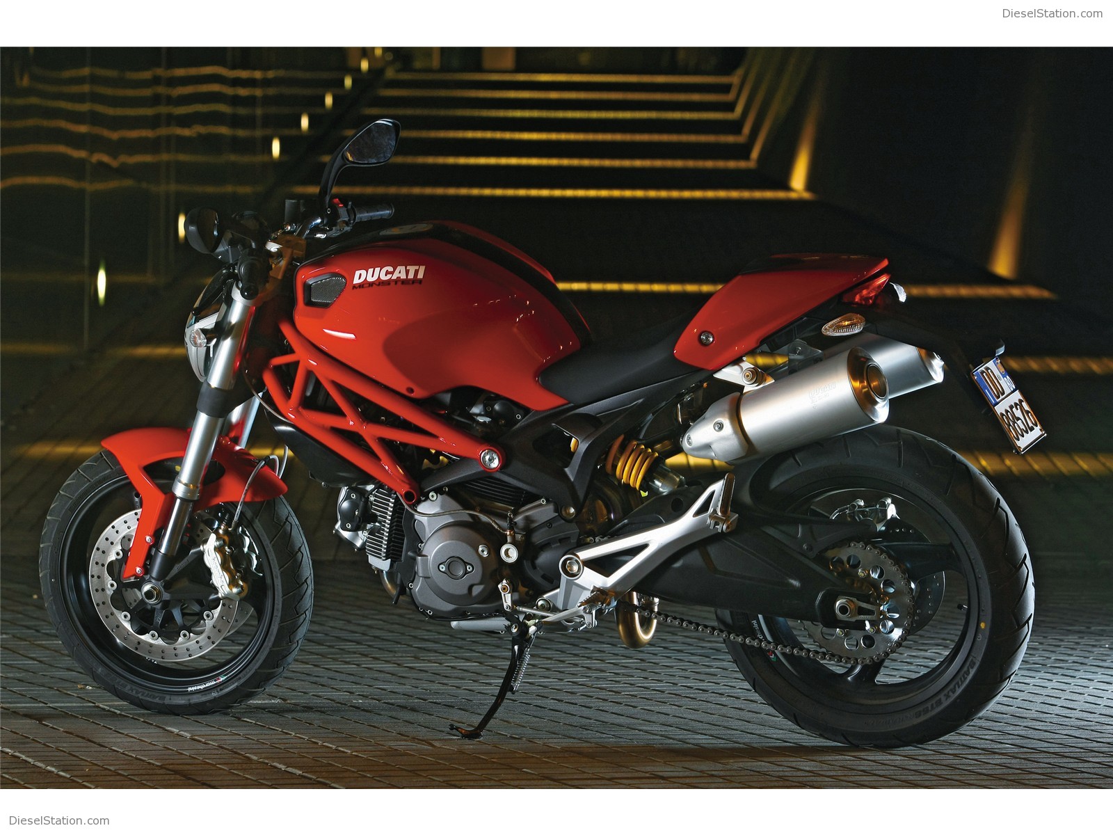 DUCATI MONSTER 696