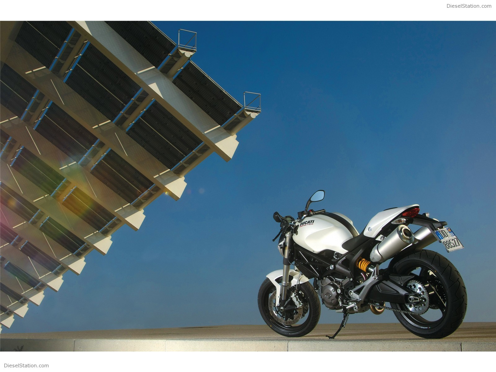 DUCATI MONSTER 696