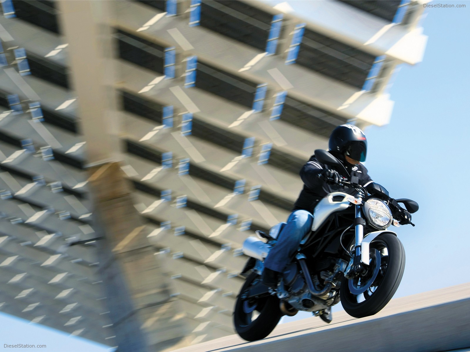 DUCATI MONSTER 696