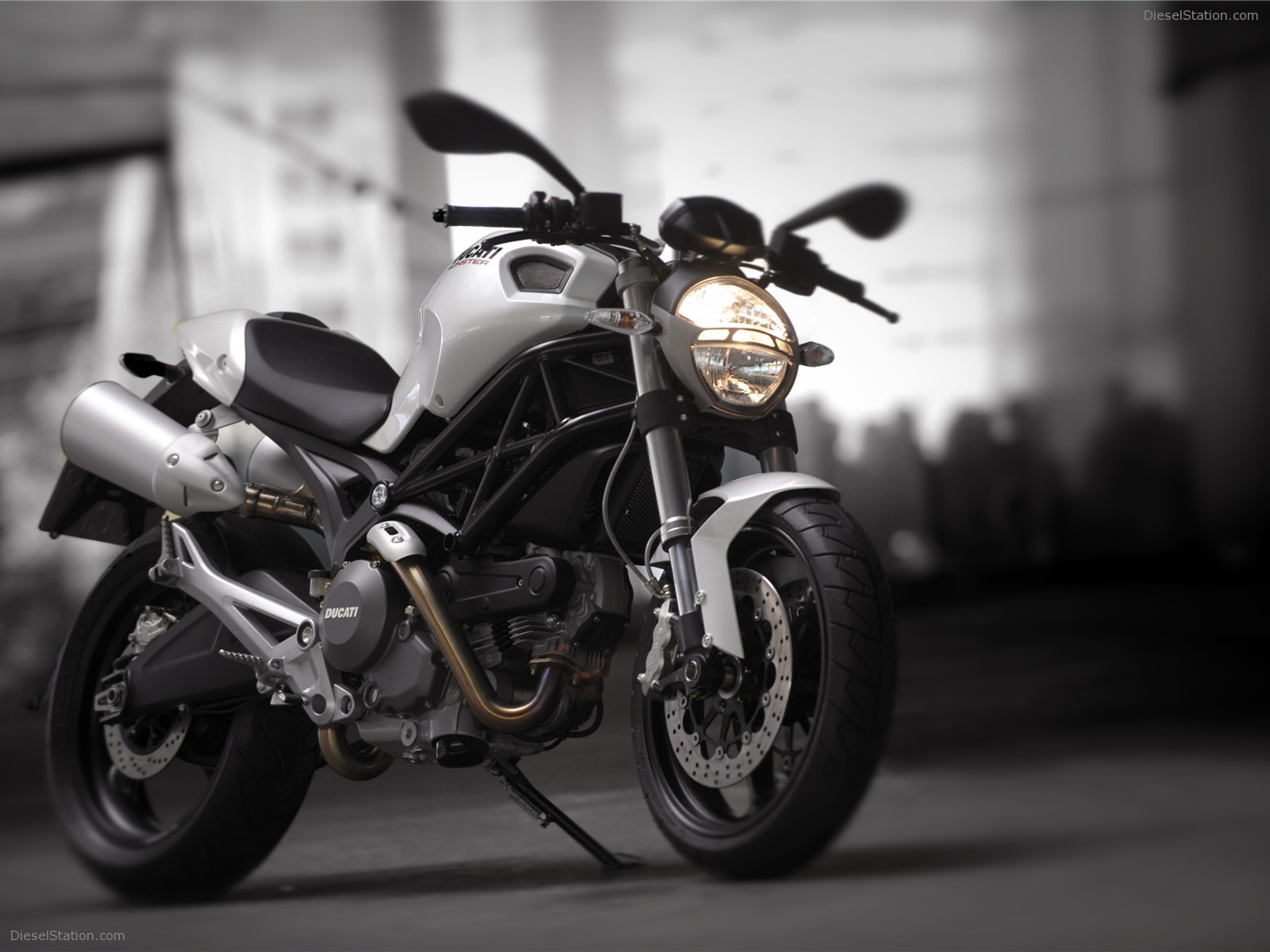 DUCATI MONSTER 696