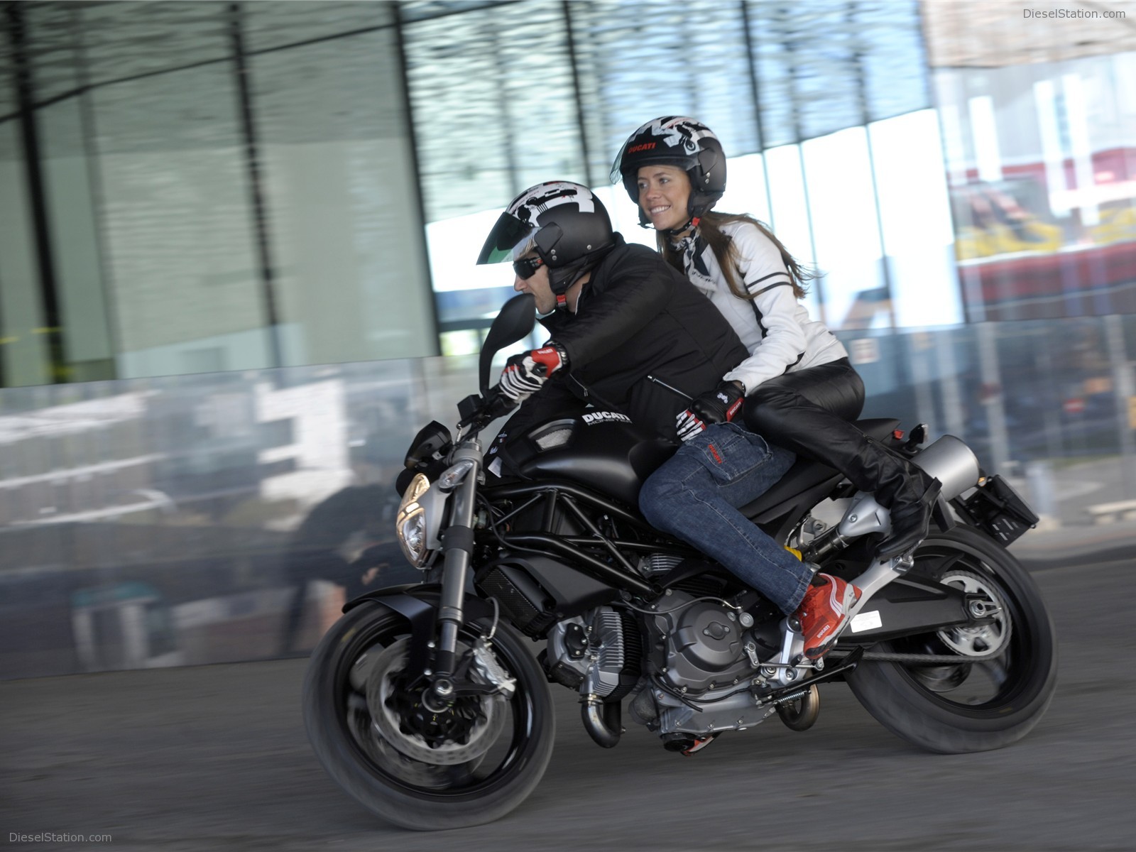 DUCATI MONSTER 696