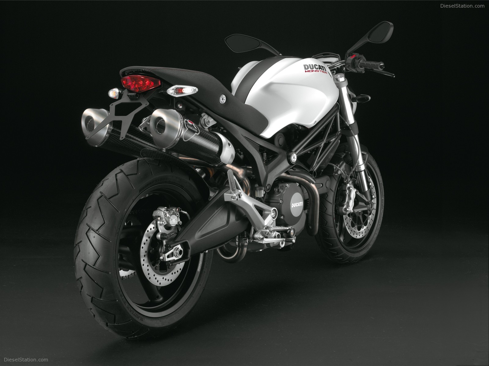 DUCATI MONSTER 696