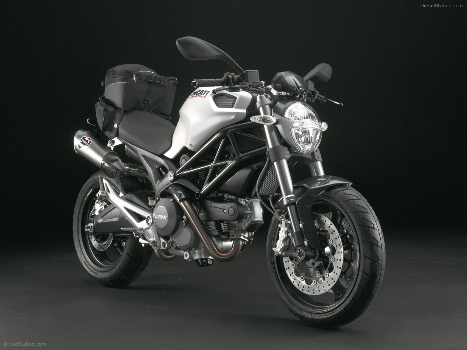 DUCATI MONSTER 696