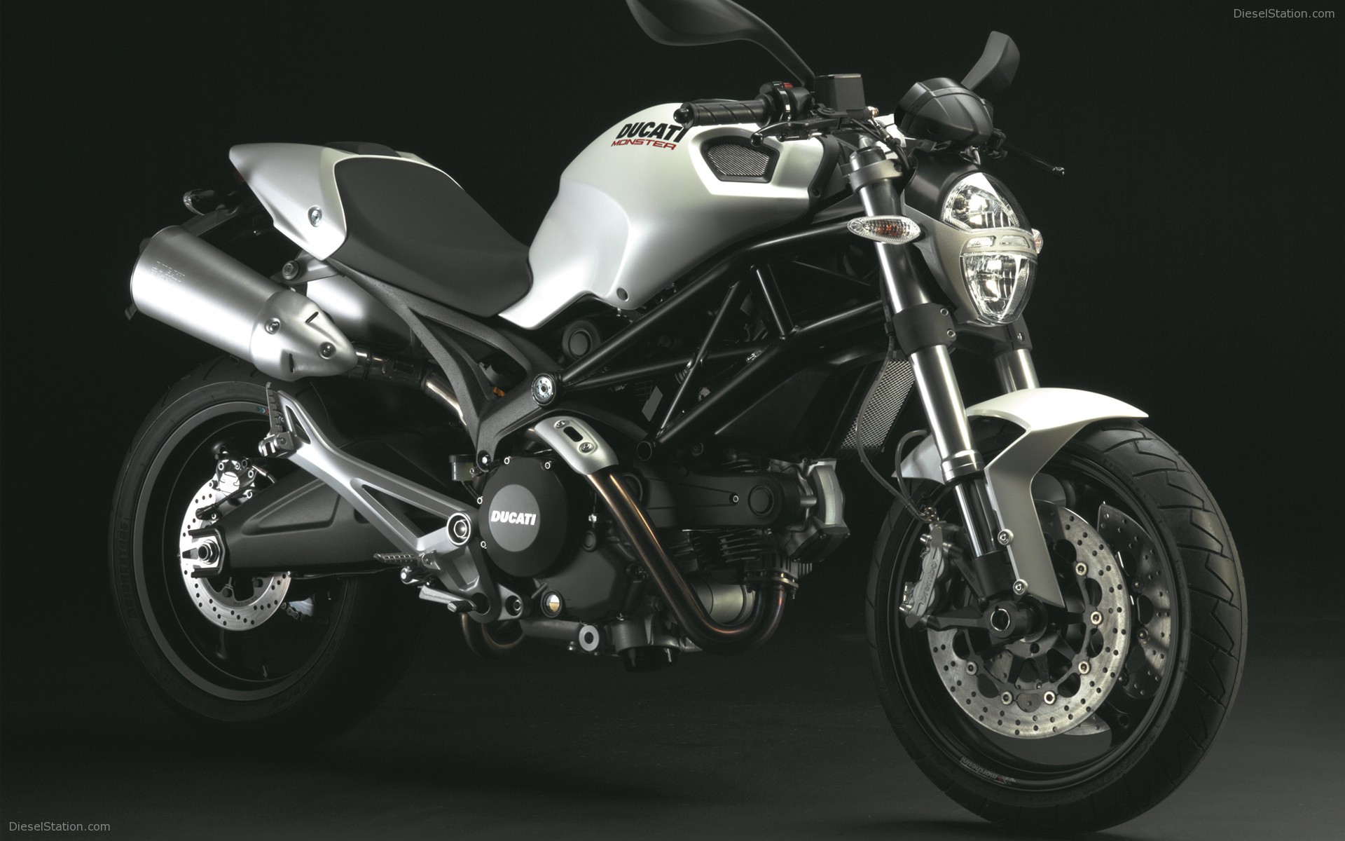 DUCATI MONSTER 696