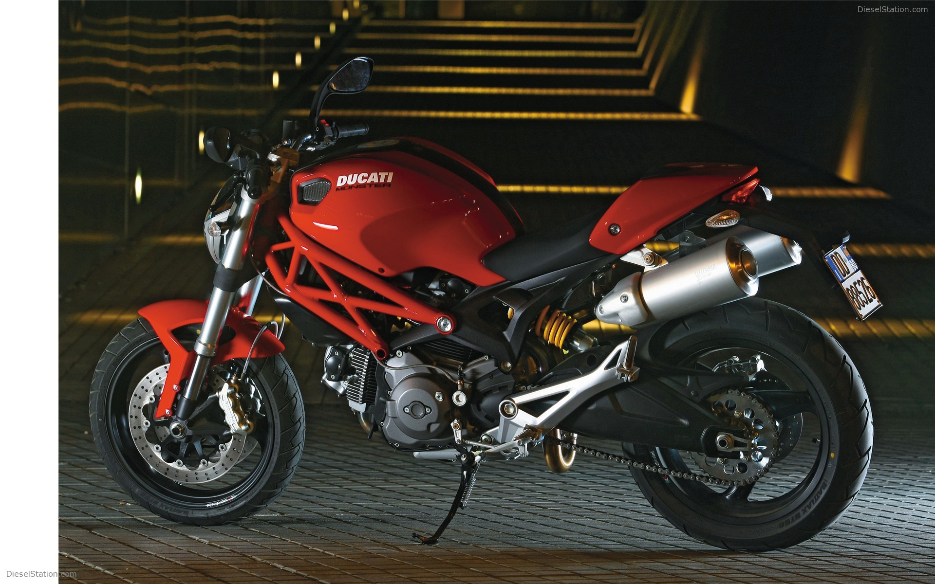DUCATI MONSTER 696