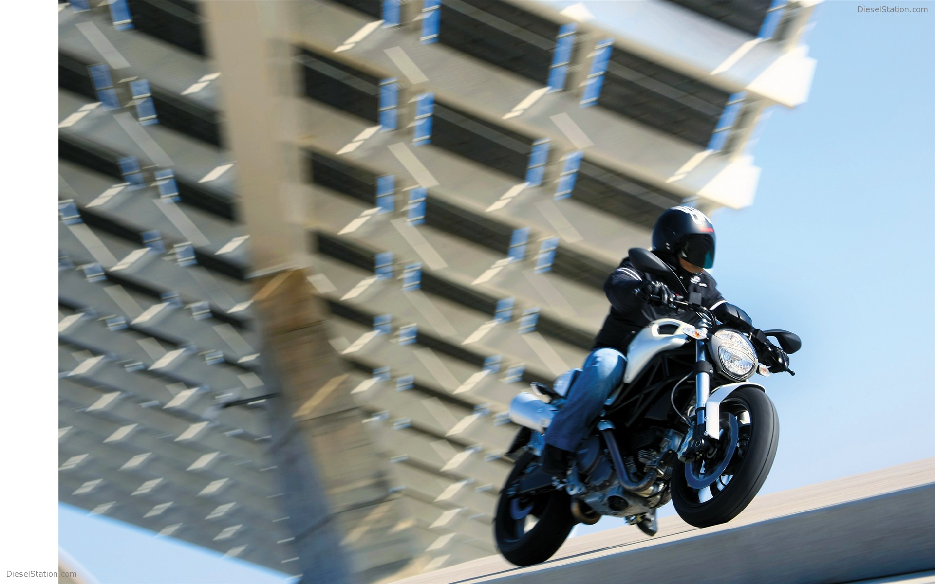DUCATI MONSTER 696