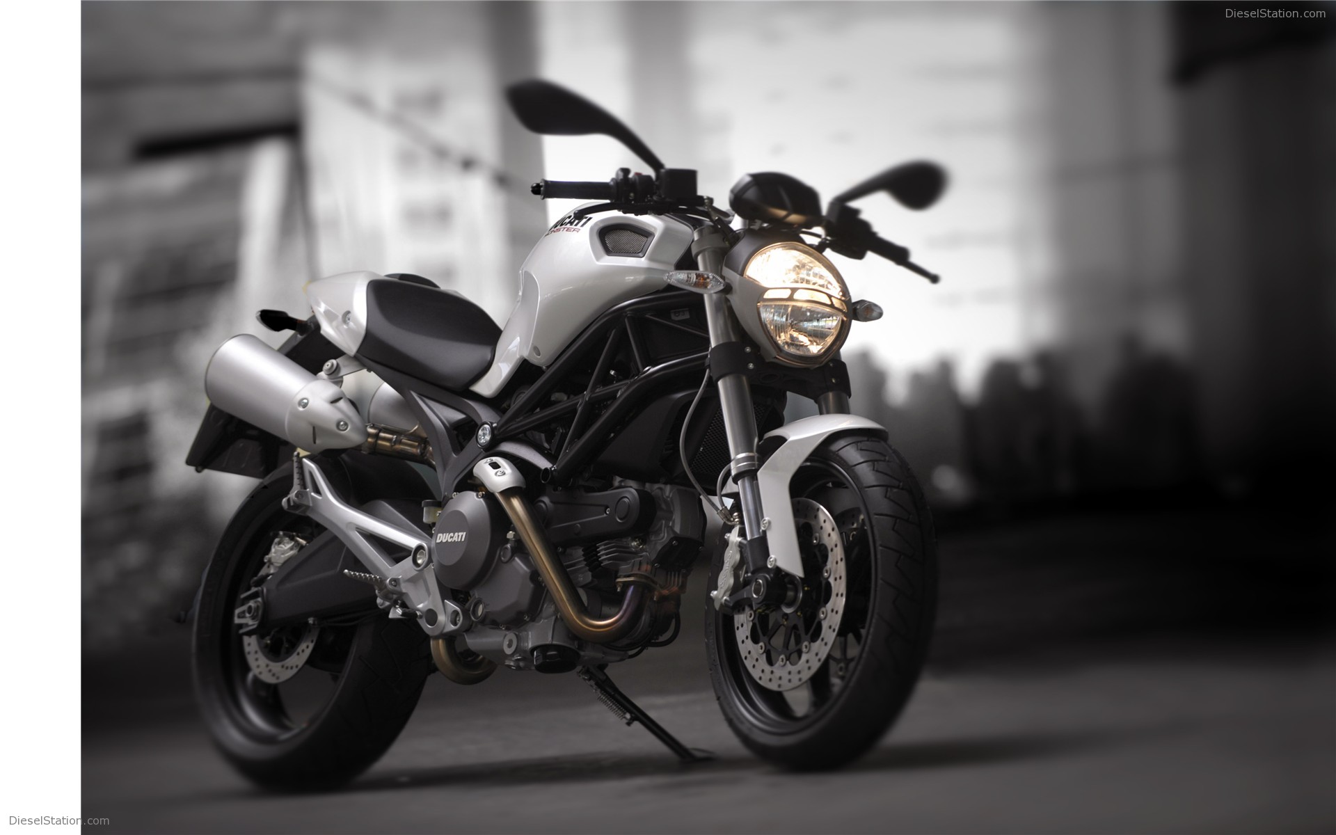 DUCATI MONSTER 696