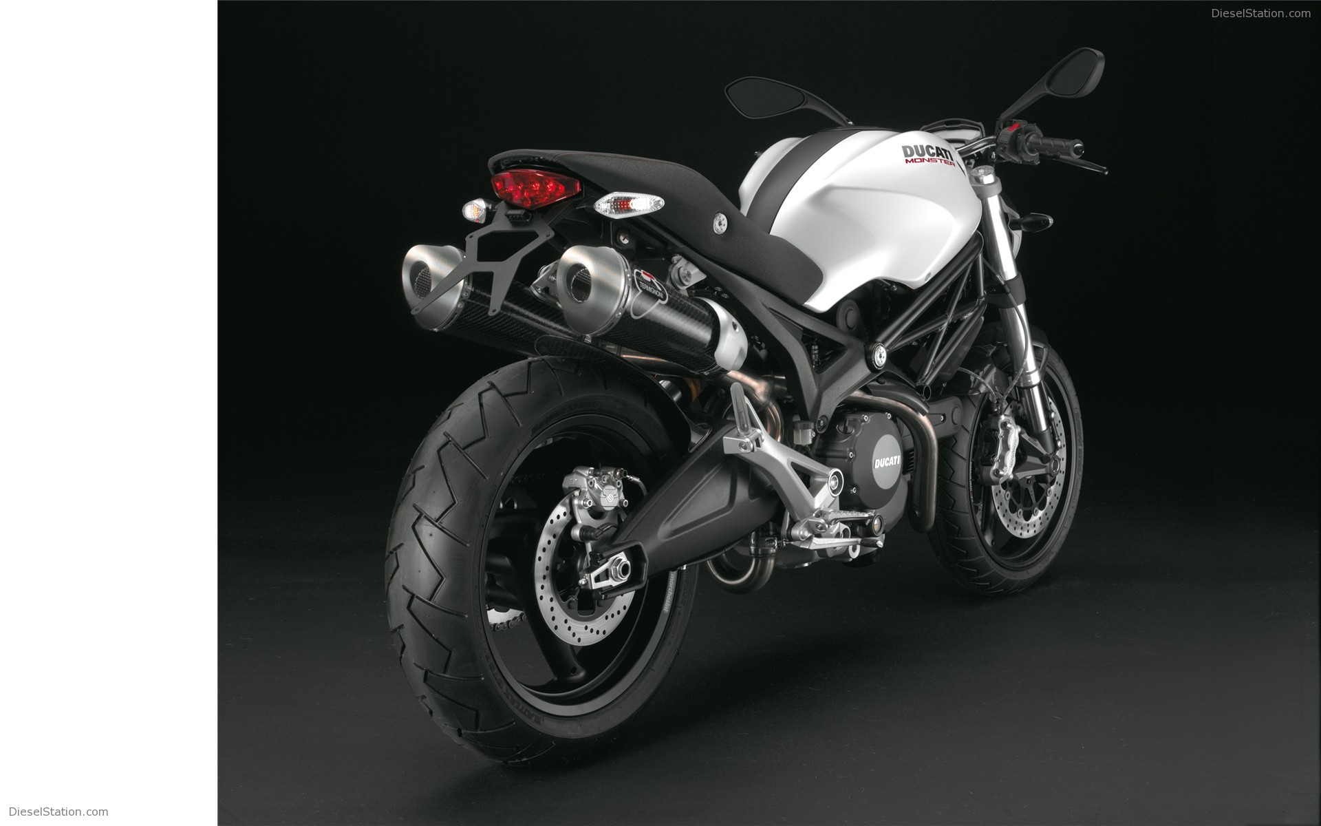 DUCATI MONSTER 696