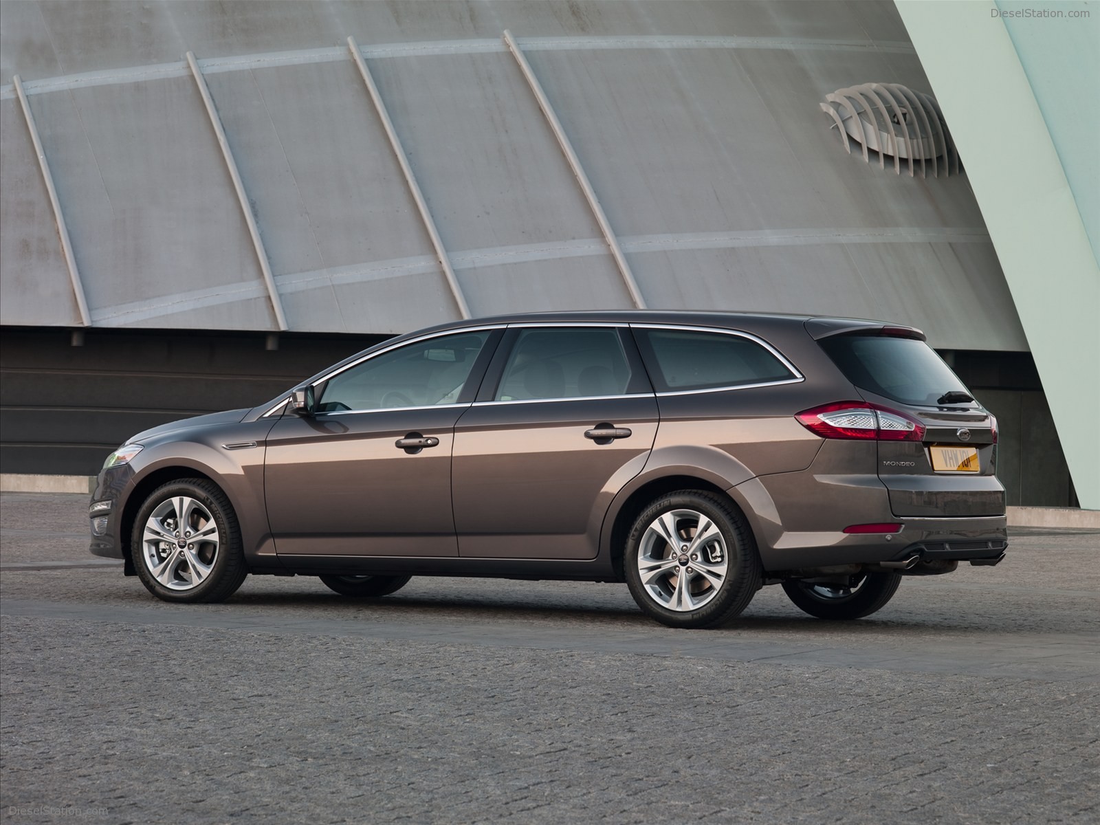 Ford Mondeo Sedan, 5-Door and Wagon 2011