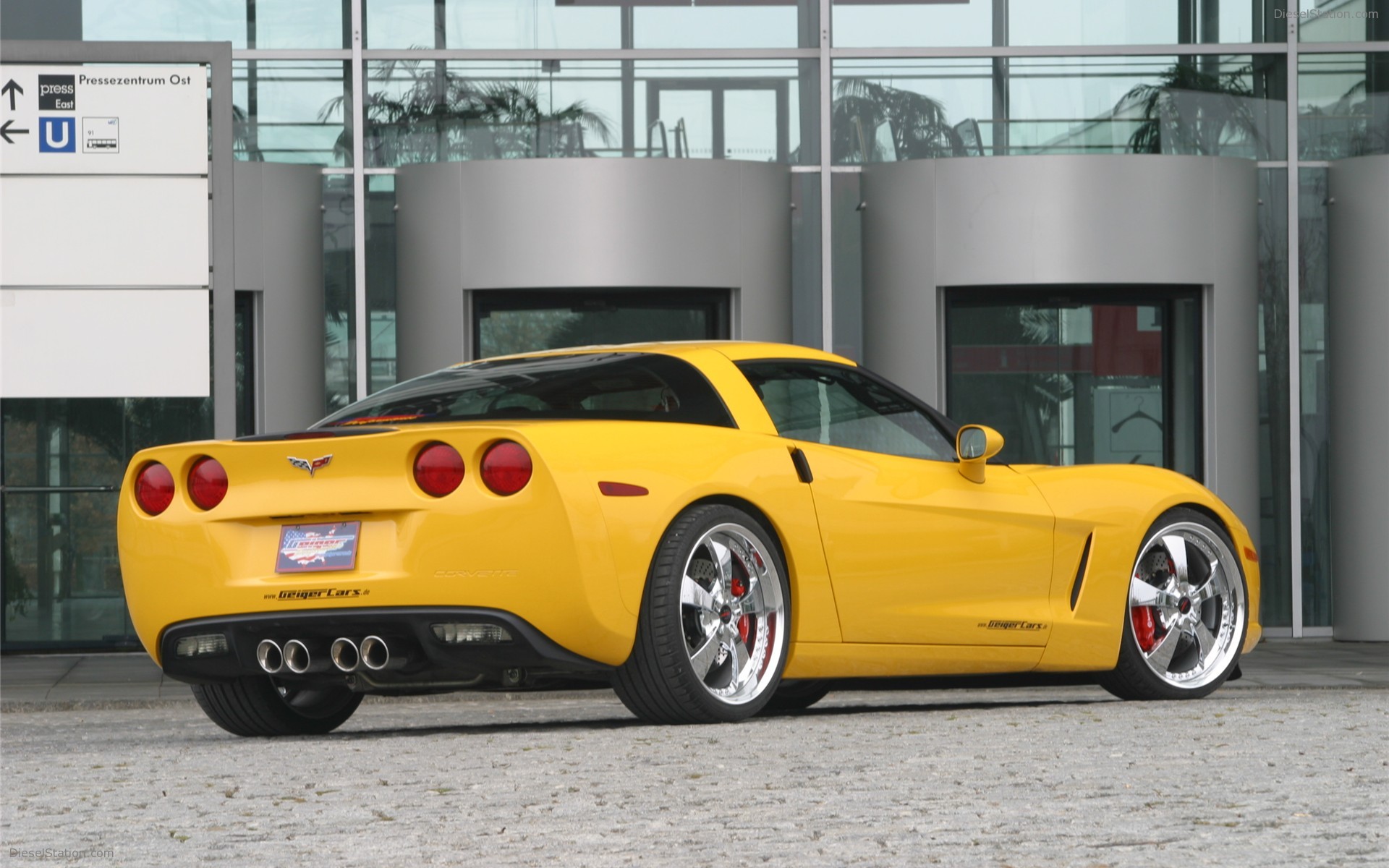 Автомобиль с двух частей. Chevrolet Corvette c6. Chevrolet Corvette c6 2006. Chevrolet Corvette c6 2005. Chevrolet Corvette c6 Тачки.