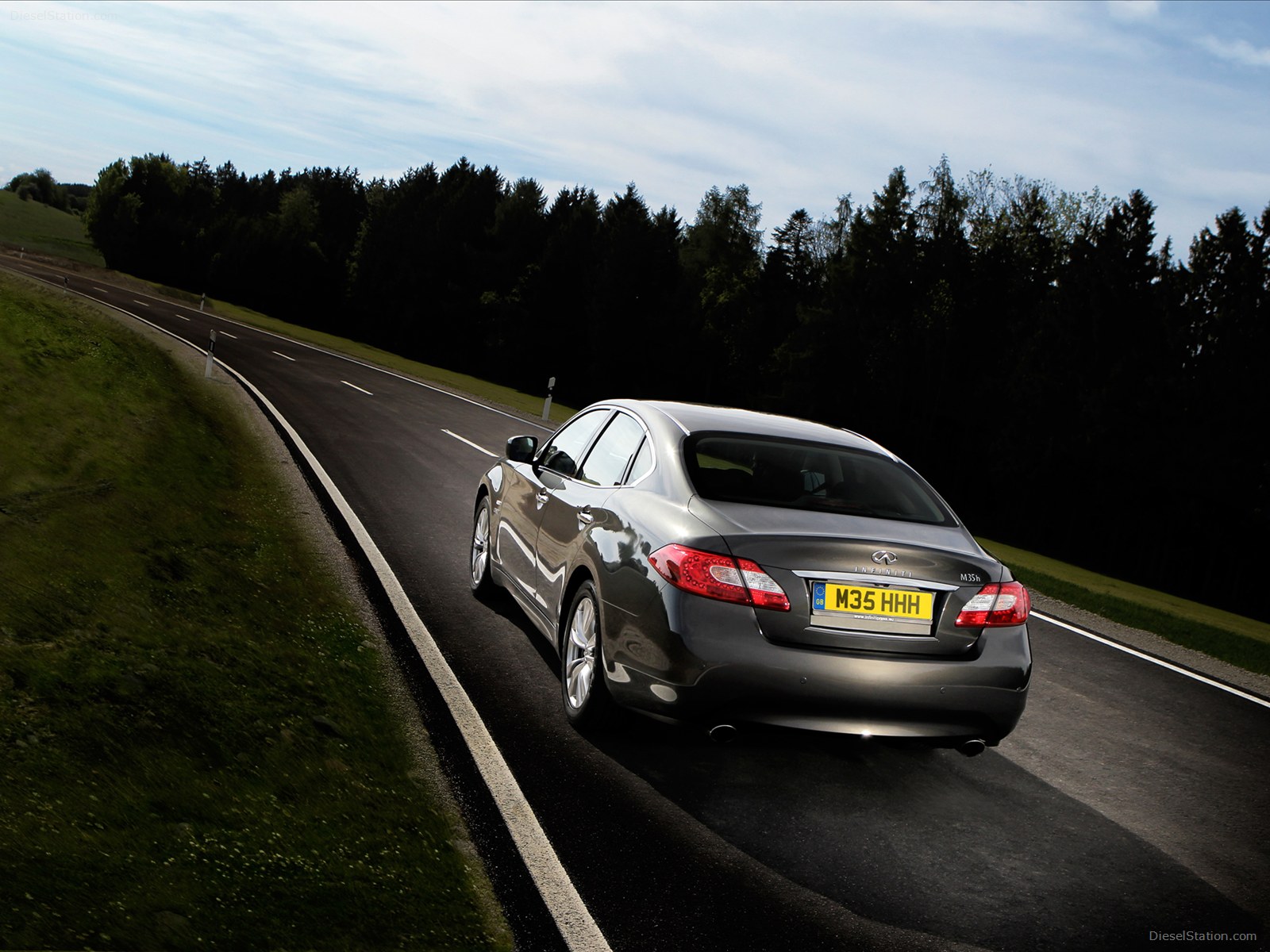 Infiniti M35h GT 2013
