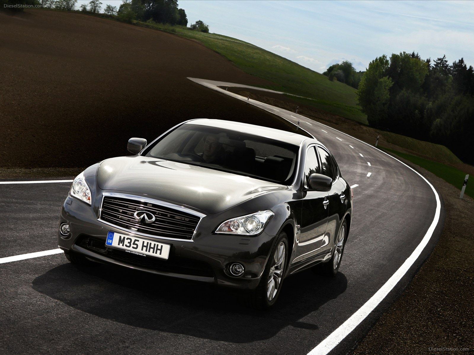 Infiniti M35h GT 2013