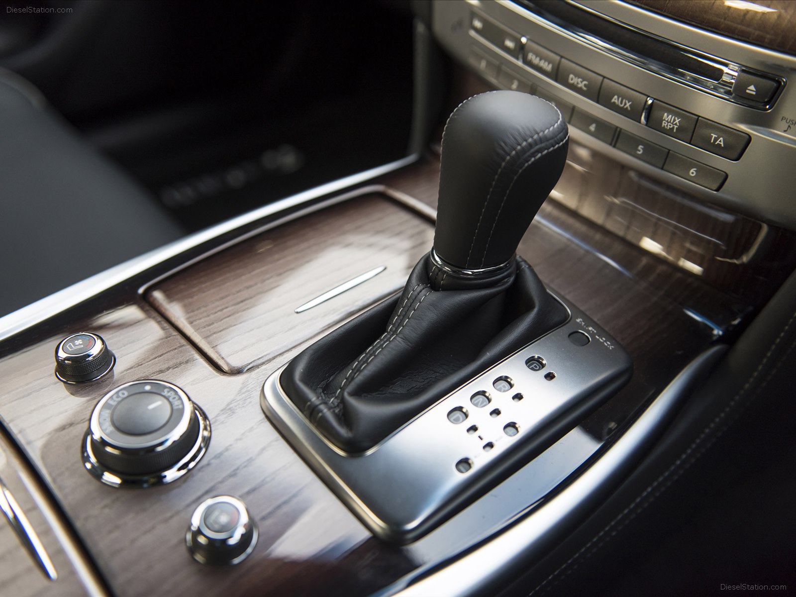 Infiniti Q70 2015