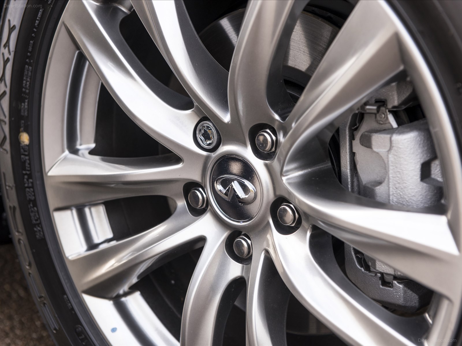 Infiniti Q70 2015