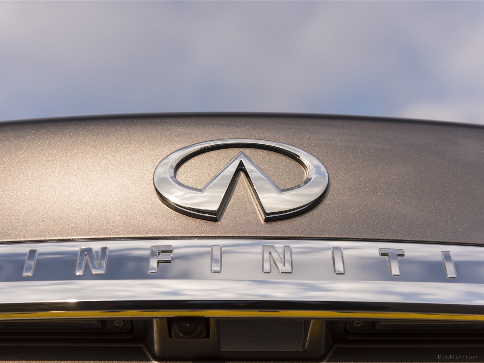 Infiniti Q70 2015