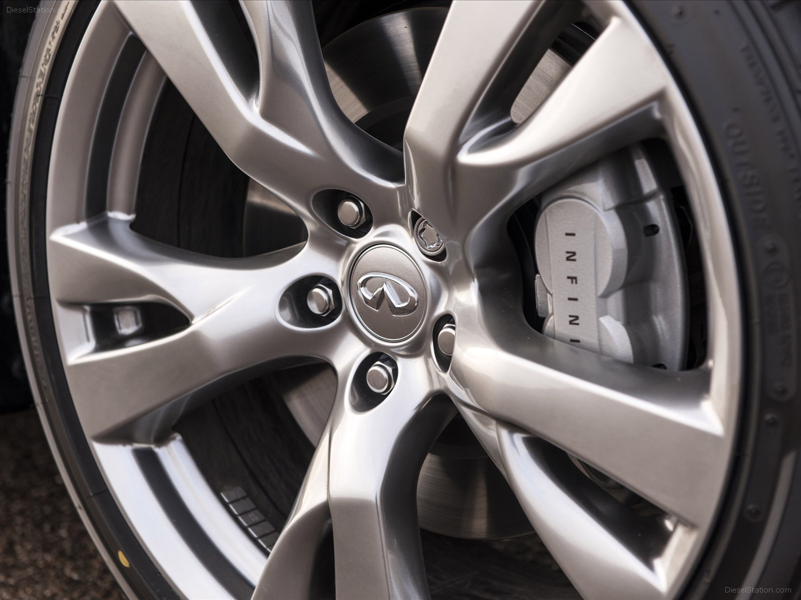Infiniti Q70 2015
