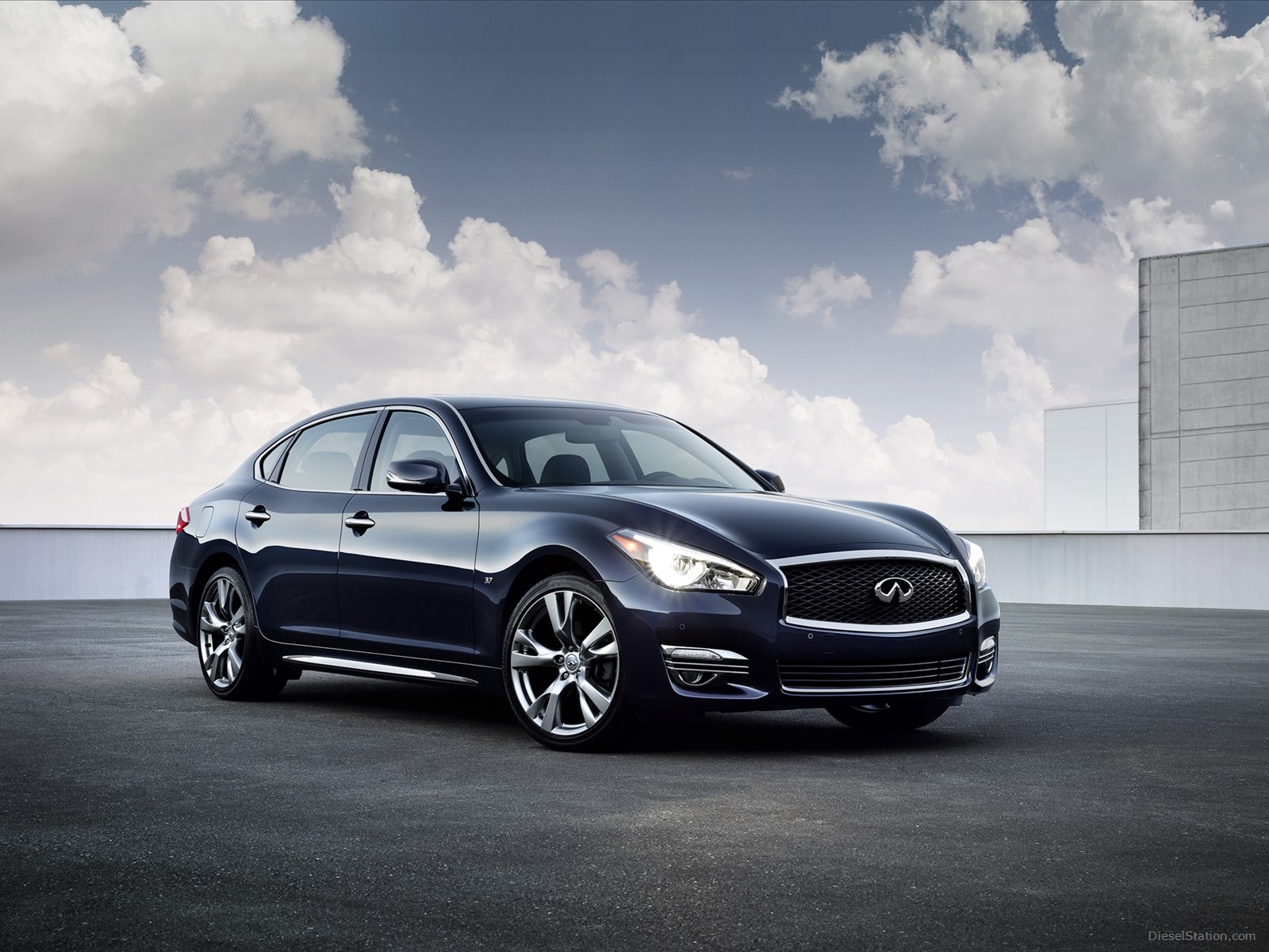 Infiniti Q70L 2015