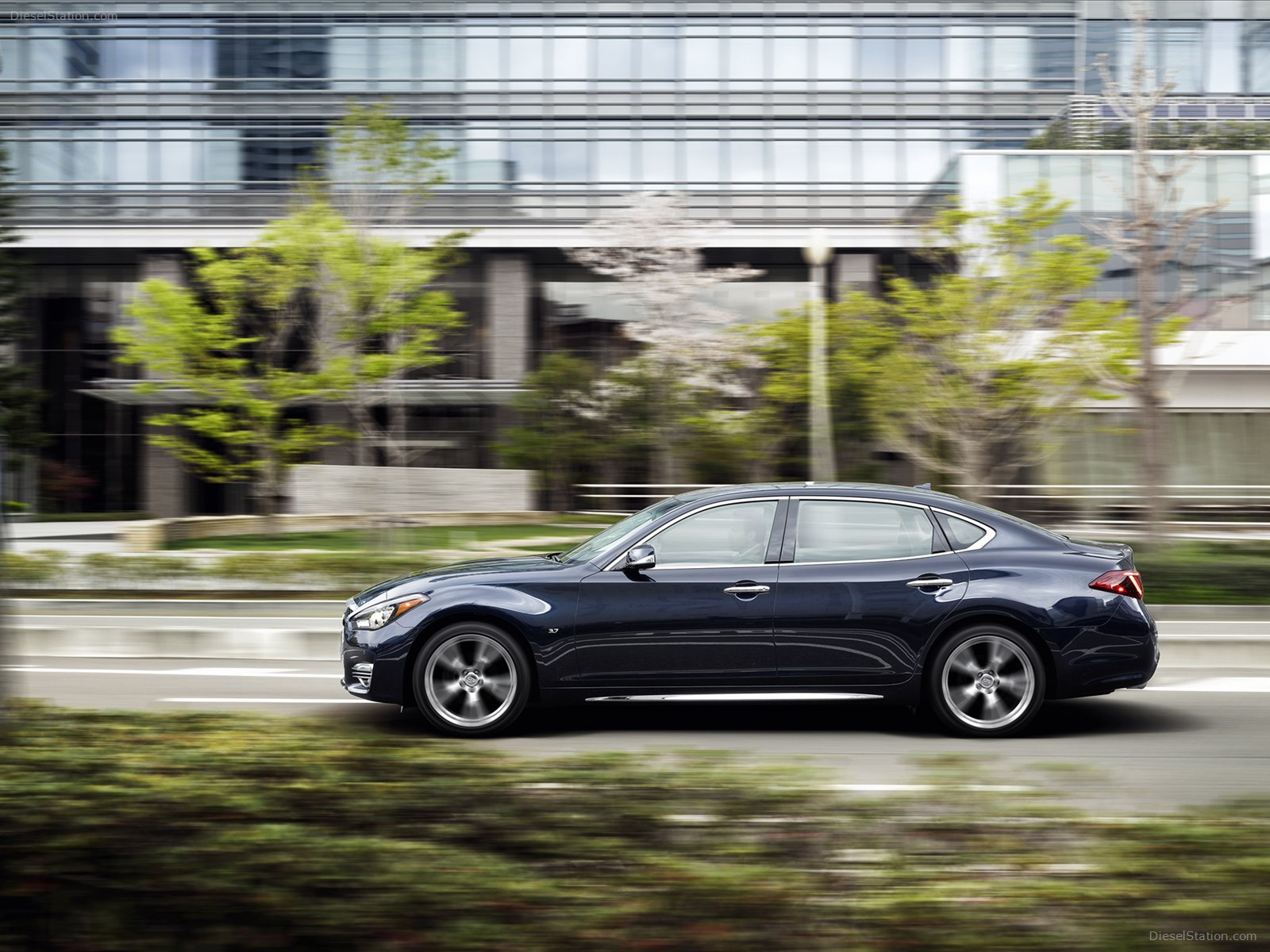 Infiniti Q70L 2015