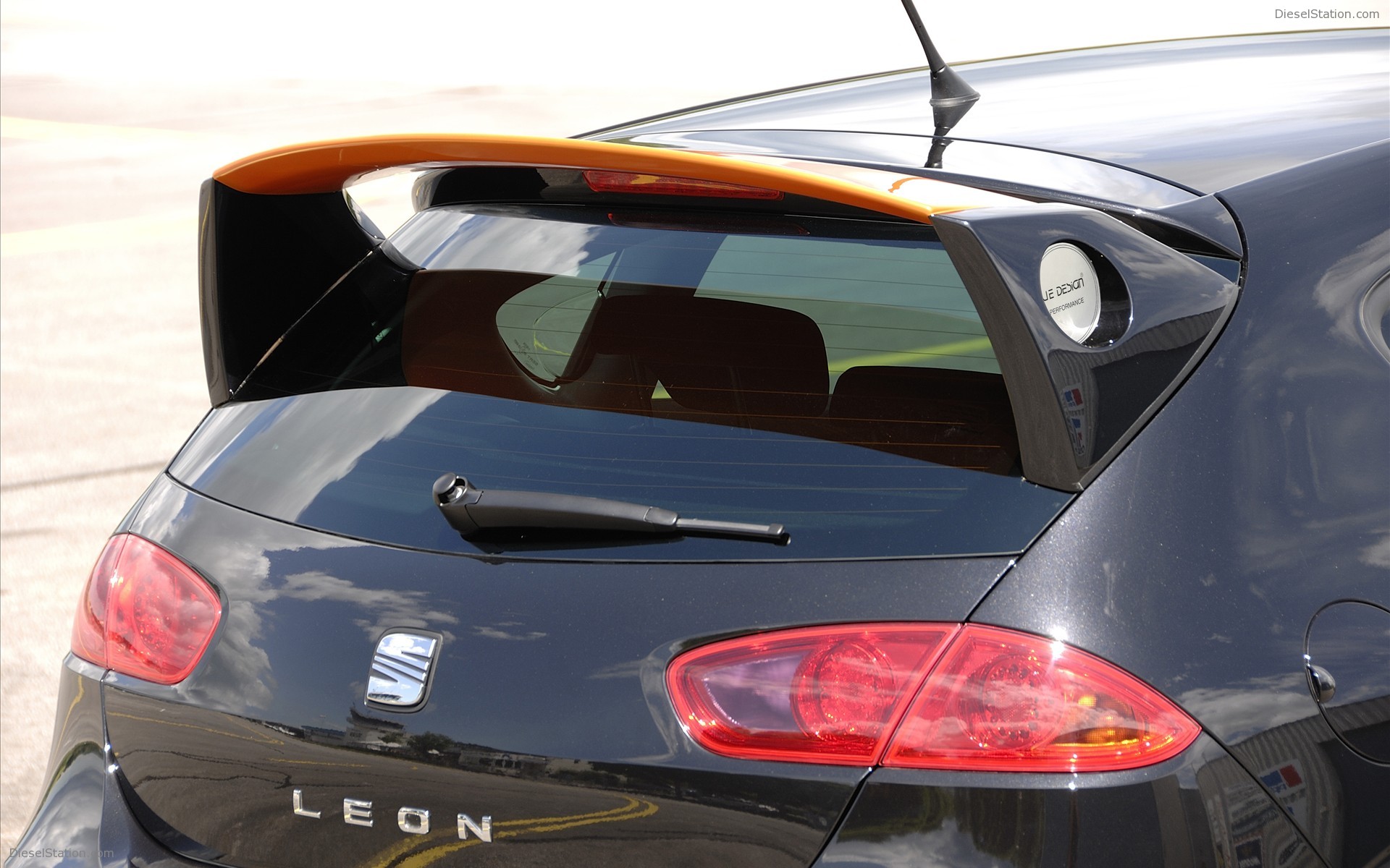 JE DESIGN Facelifts Seat Leon into a Sports Car JE DESIGN Facelifts Seat Leon into a Sports Car