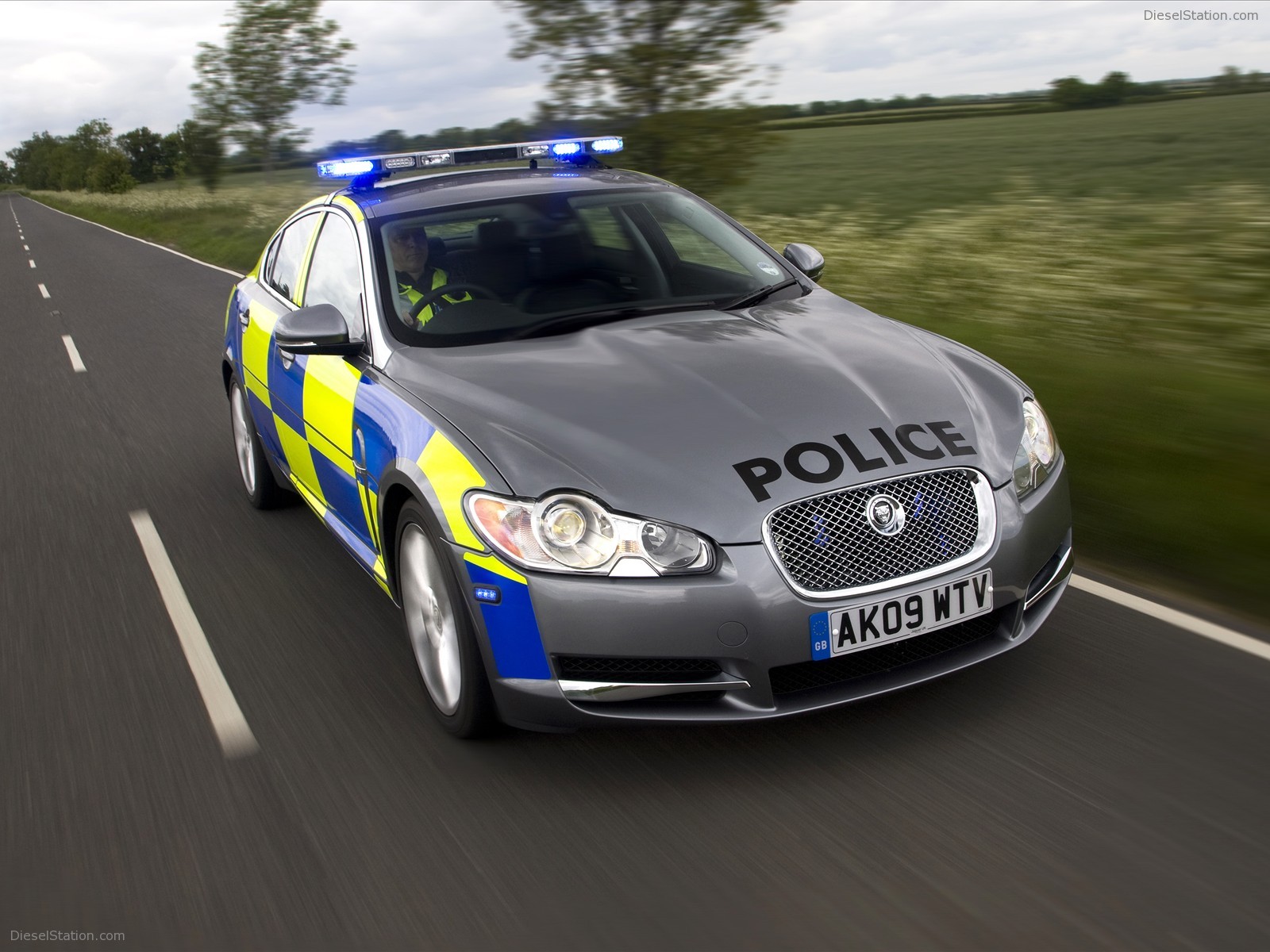 Jaguar XF in Police Pursuit