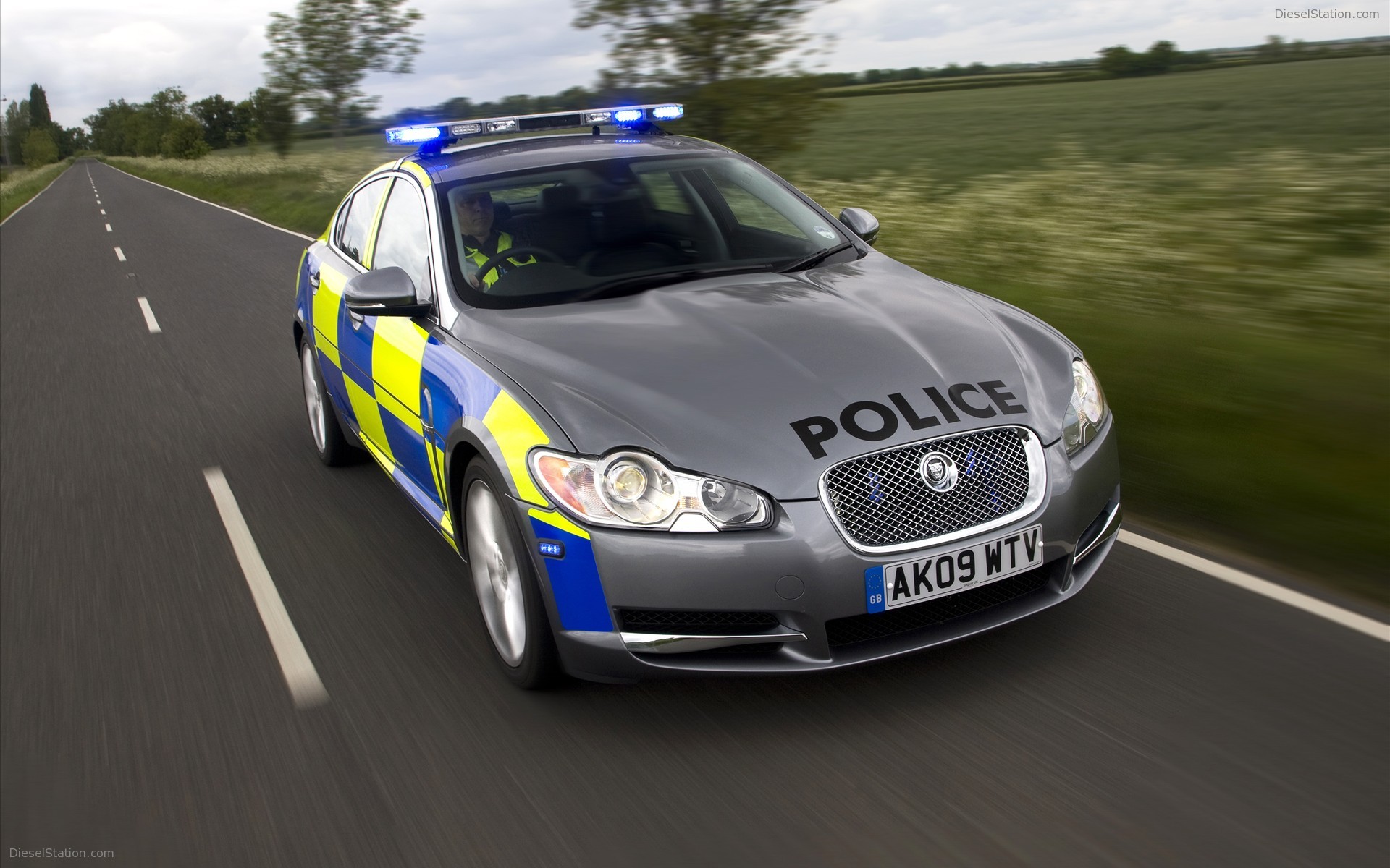 Jaguar XF in Police Pursuit