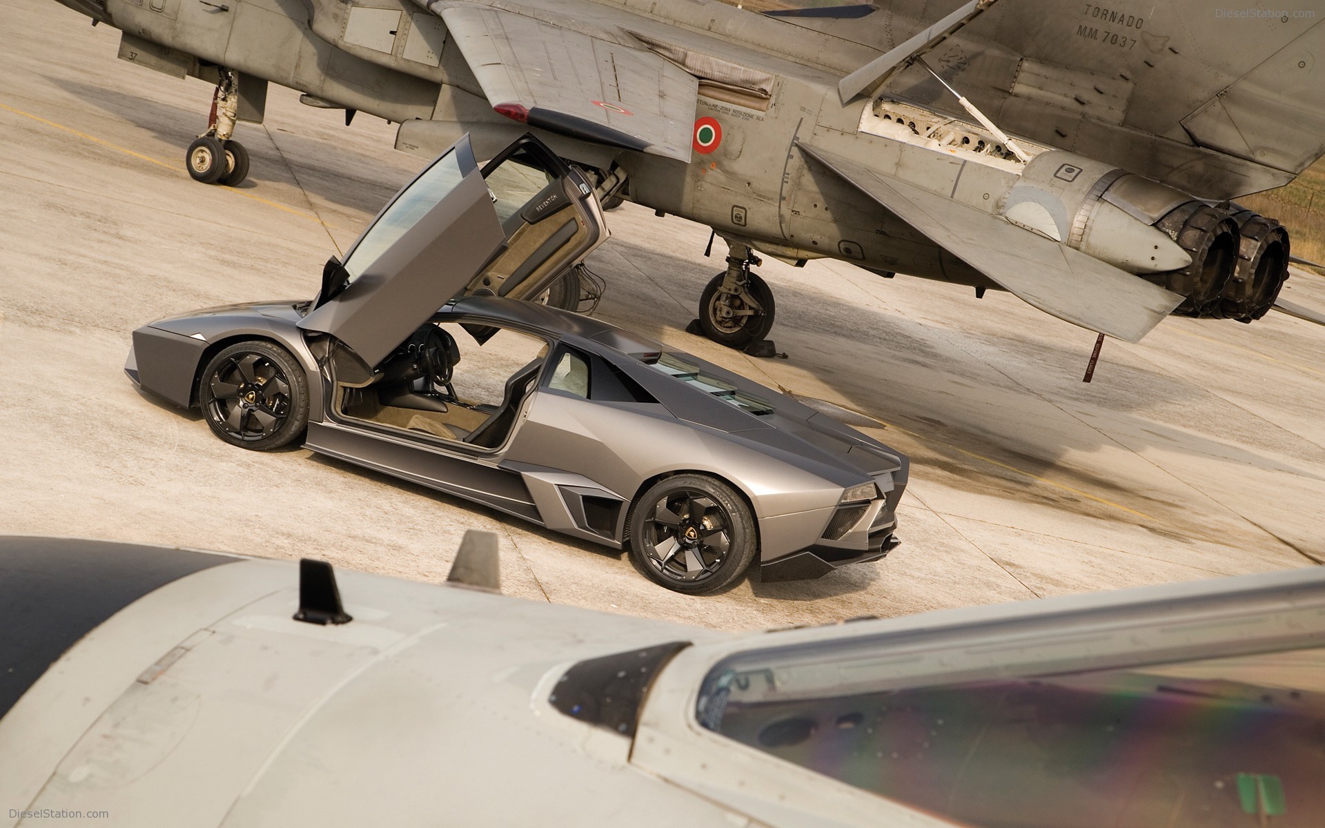 Lamborghini Reventon vs Tornado Jet Fighter Lamborghini Reventon vs Tornado Jet Fighter