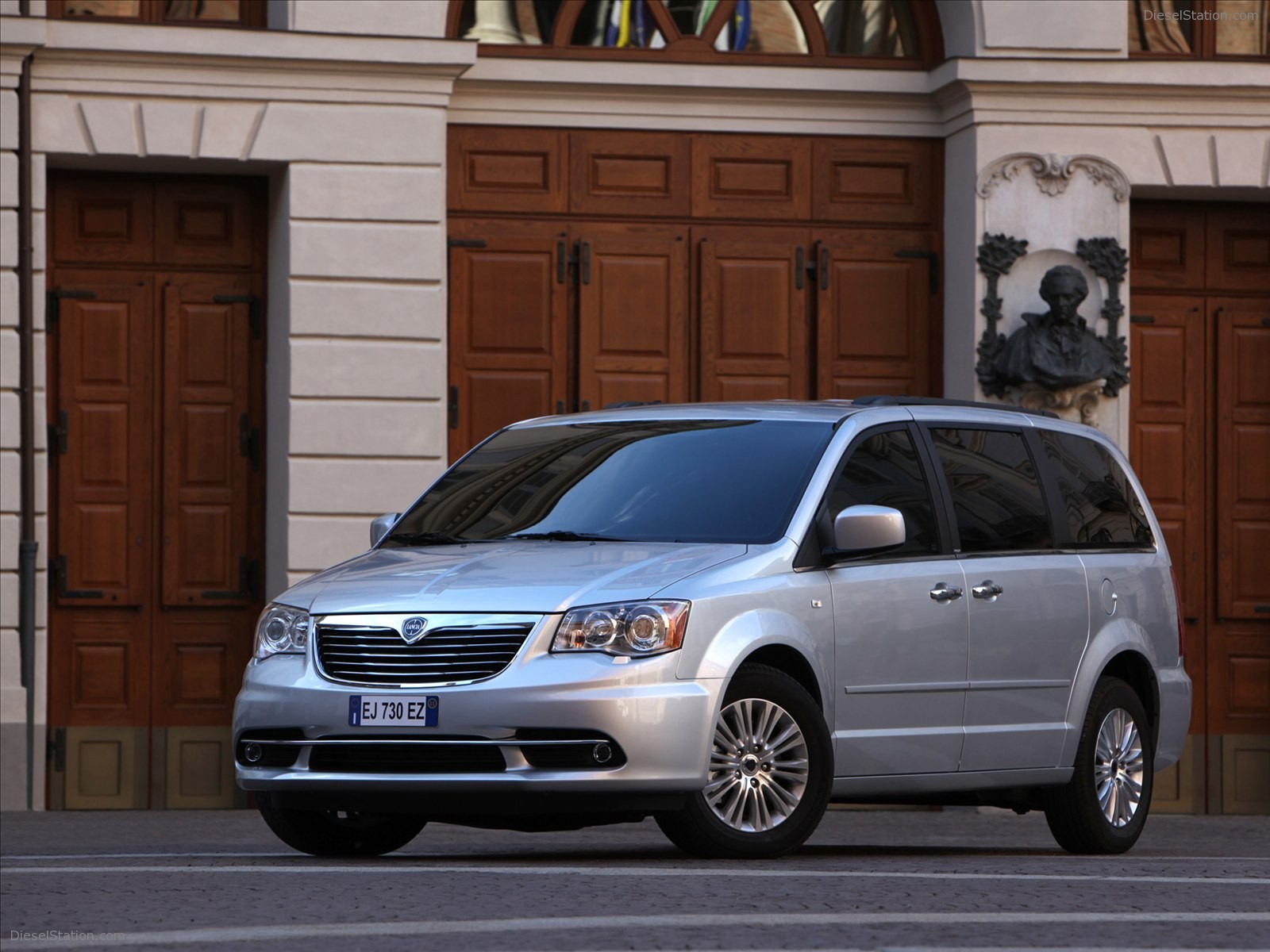Lancia Voyager 2012