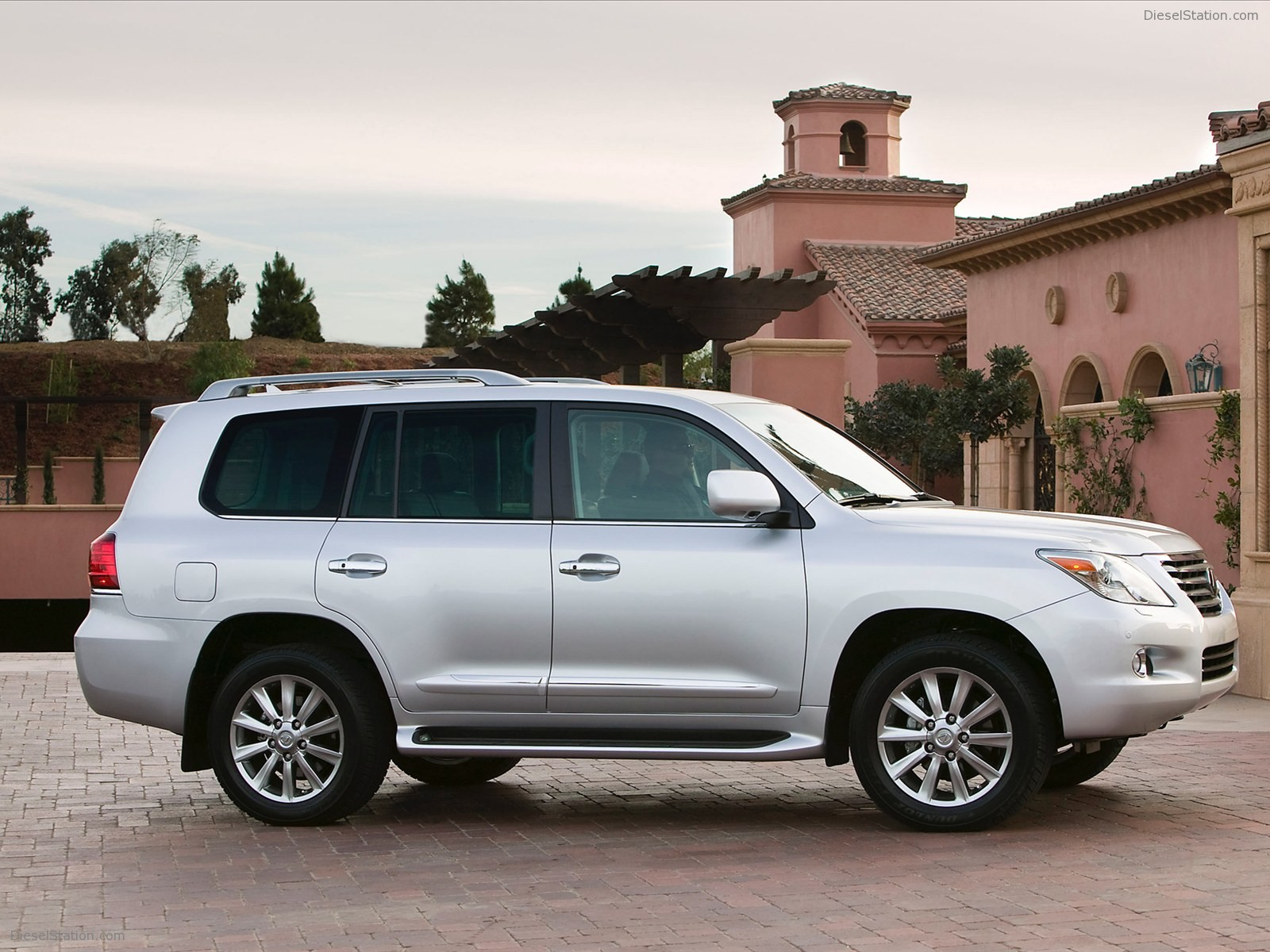 Lexus LX 570 2011