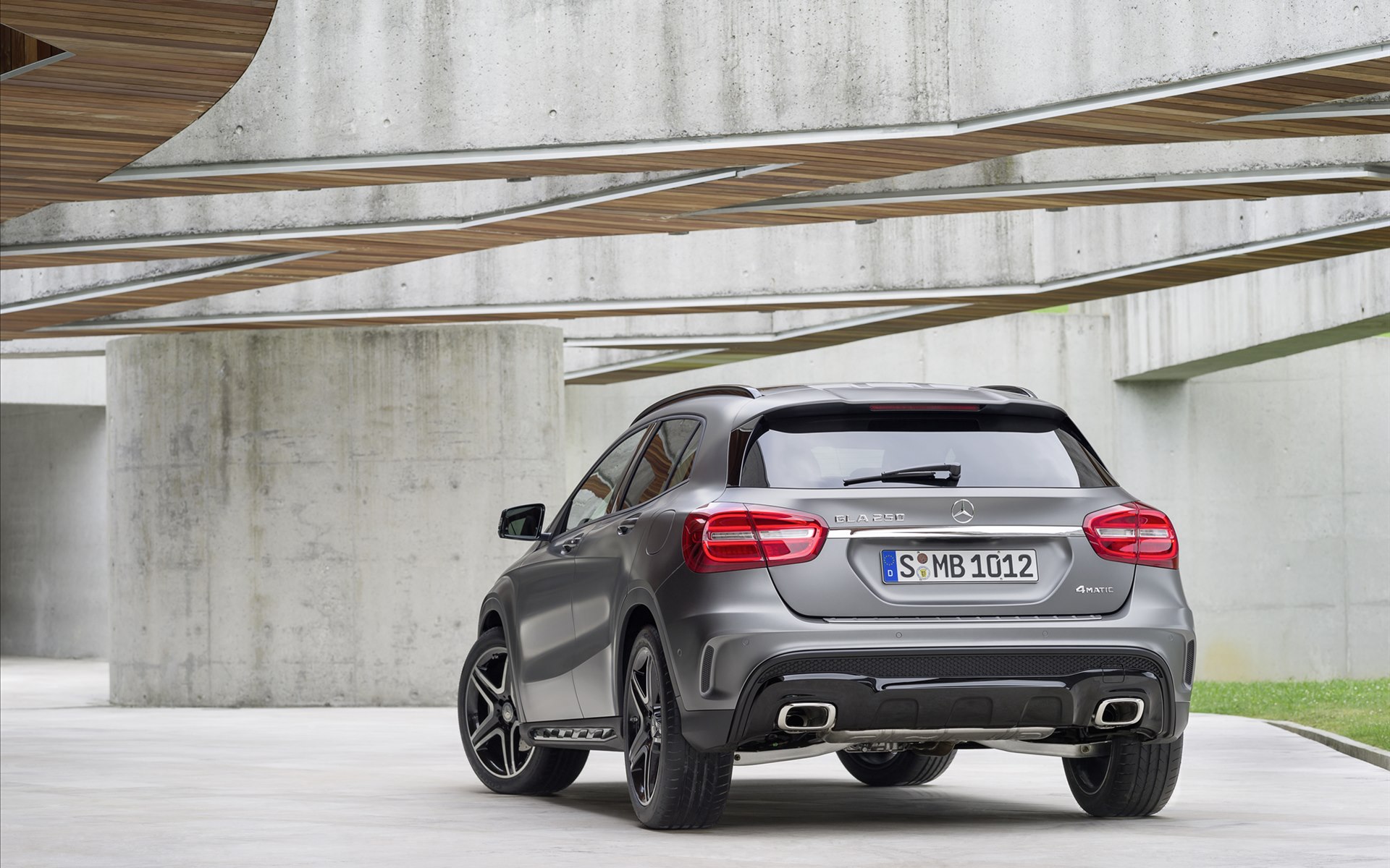 Mercedes-Bens GLA250 2015