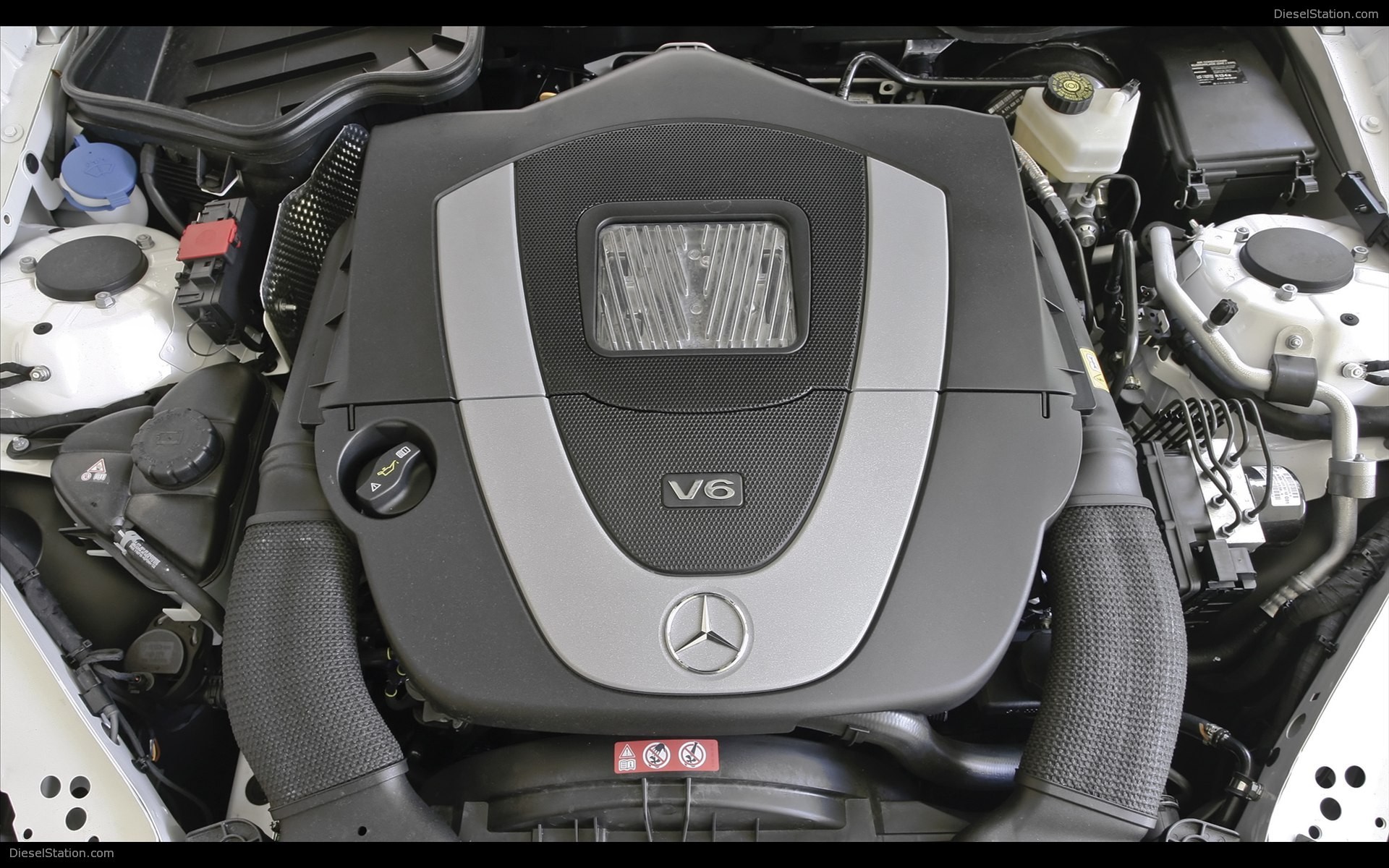 Mercedes Benz SLK300 Diamond White Edition 2010 Mercedes Benz SLK300 Diamond White Edition 2010