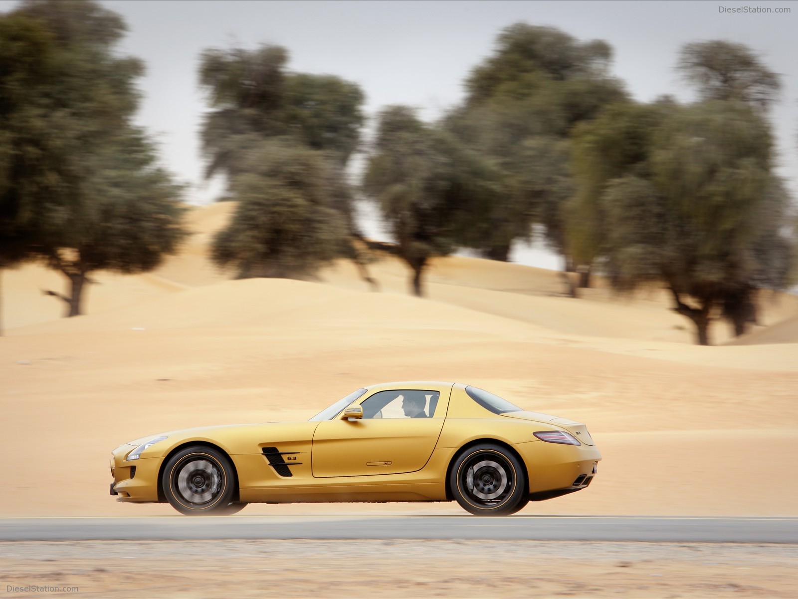 Mercedes Benz SLS AMG Desert Gold 2010