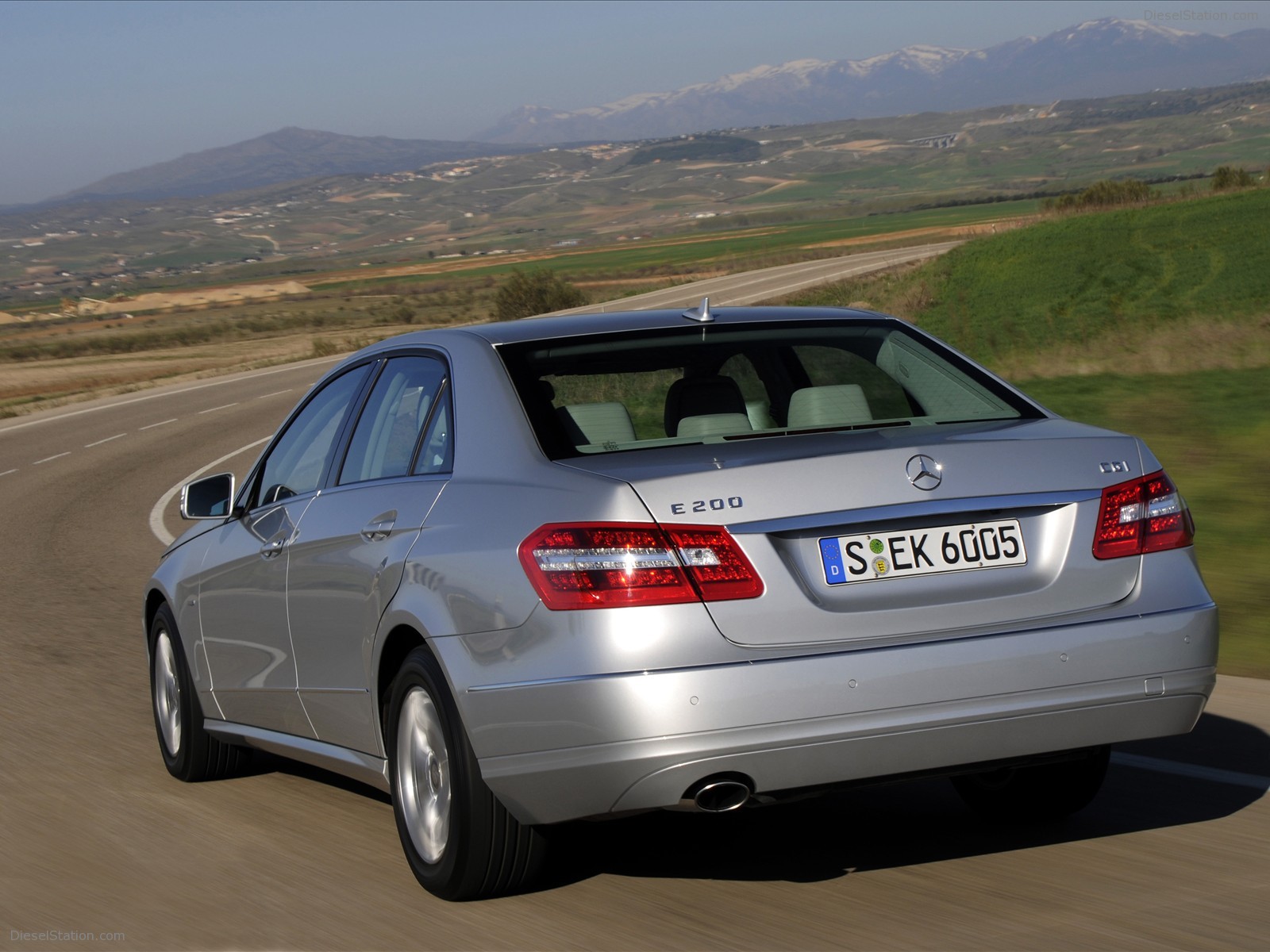 Mercedes-Benz debuts new, efficient, four-cylinder E-Class models Mercedes-Benz debuts new, efficient, four-cylinder E-Class models