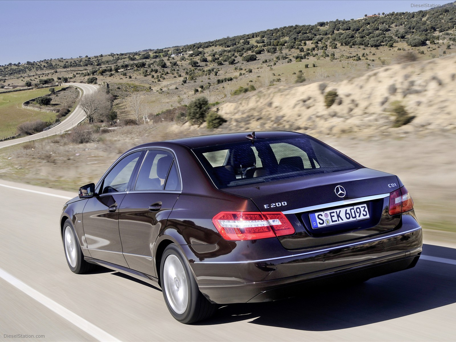 Mercedes-Benz debuts new, efficient, four-cylinder E-Class models Mercedes-Benz debuts new, efficient, four-cylinder E-Class models