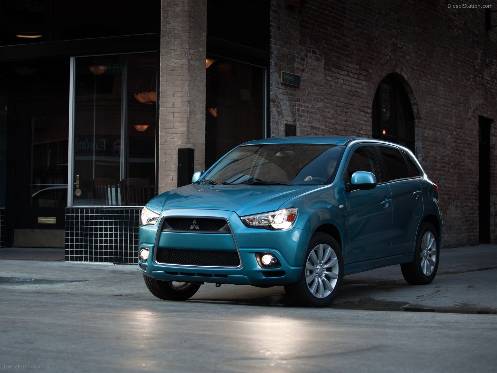 Mitsubishi CUV 2011