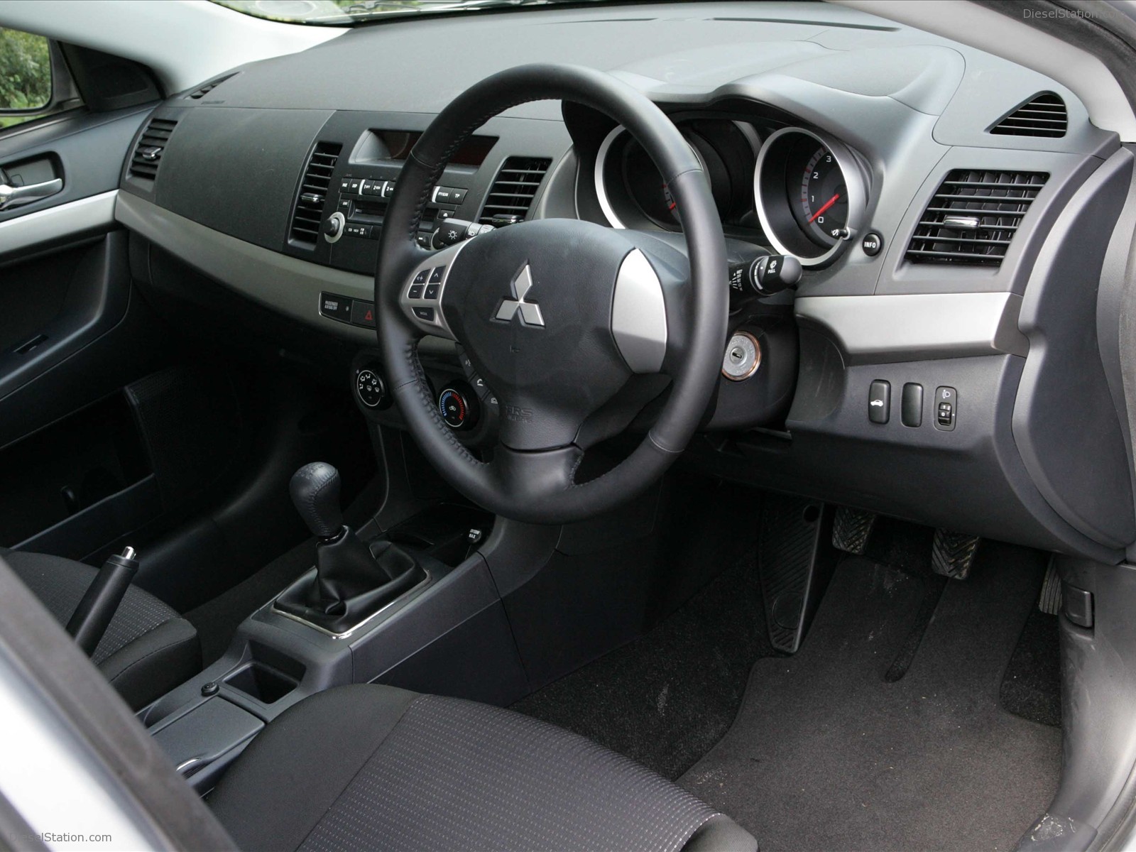 Mitsubishi Lancer 1.5 SE