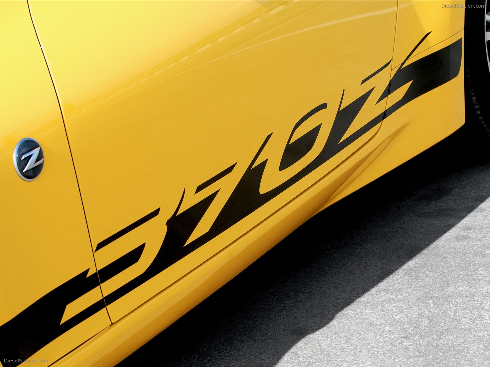 2010 Nissan 370Z Yellow