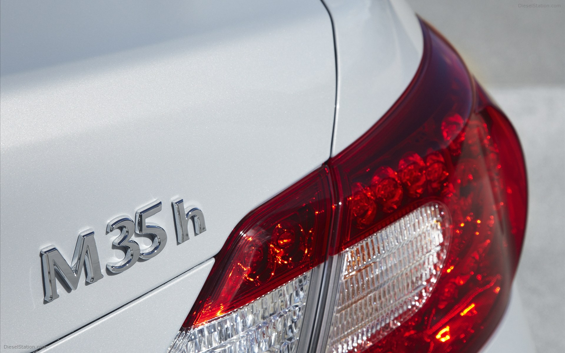 Infiniti M Hybrid 2012