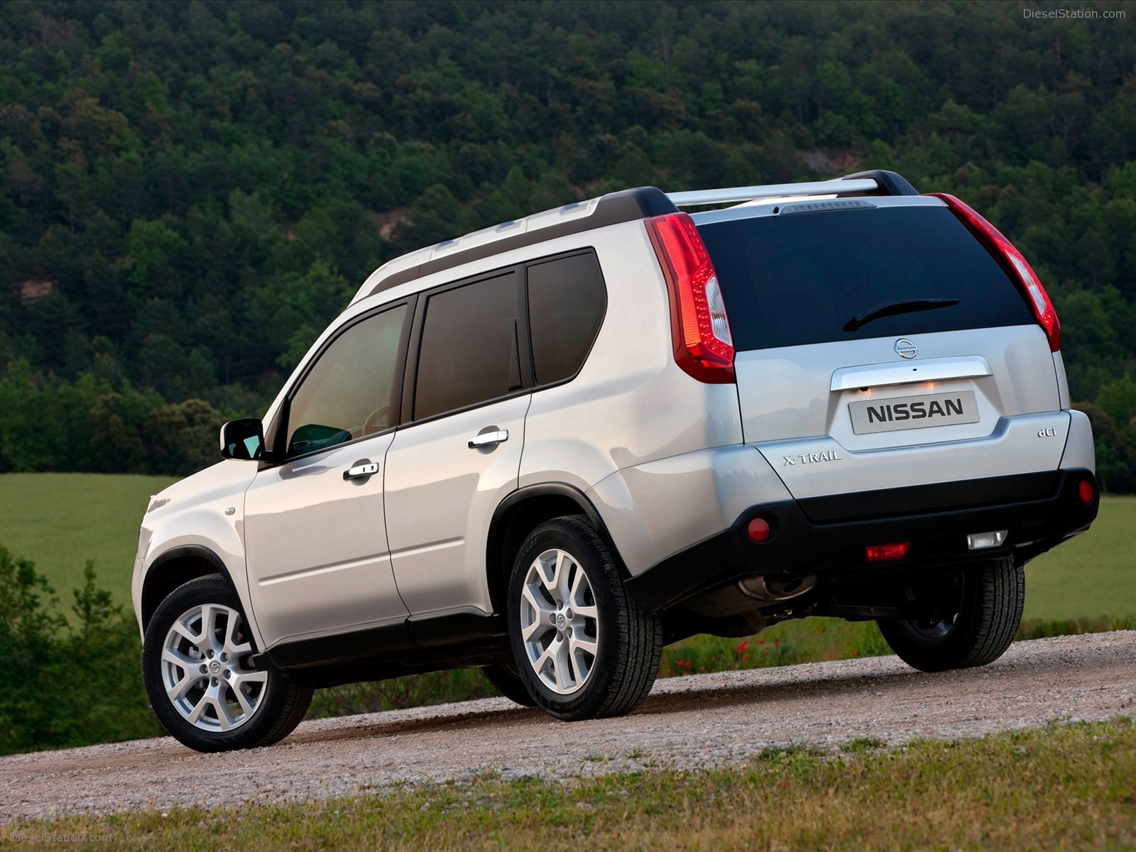 Revised Nissan X-TRAIL 2011