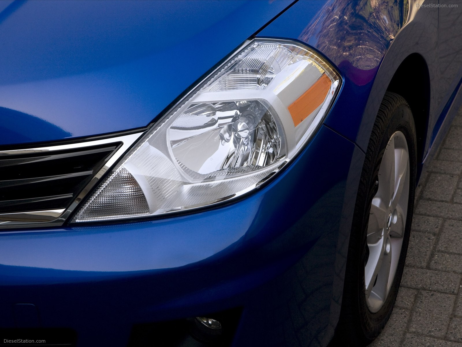 Nissan Versa Hatchback 2012