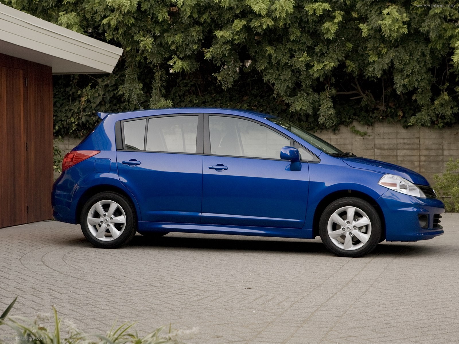 Nissan Versa Hatchback 2012