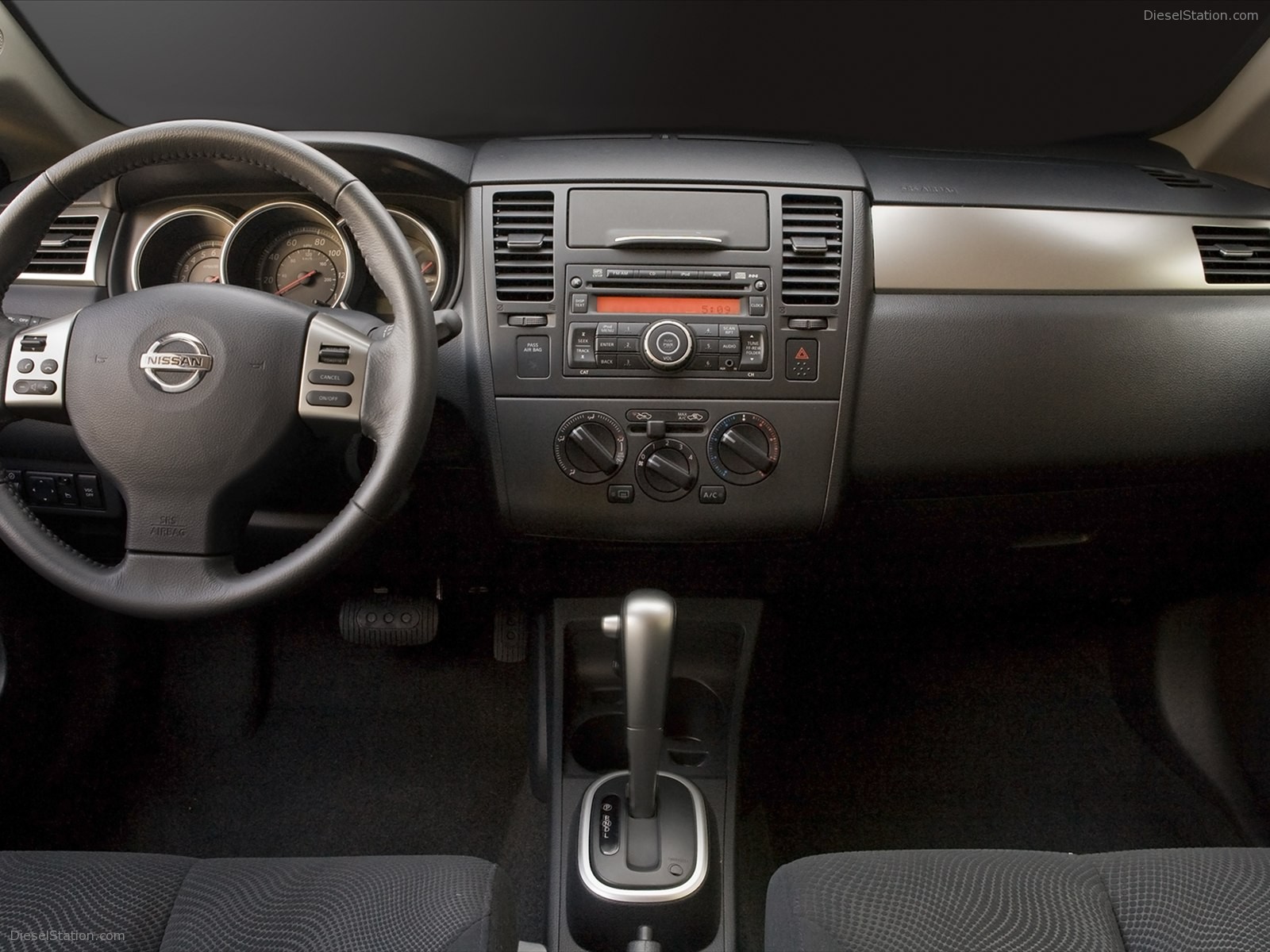 Nissan Versa Hatchback 2012